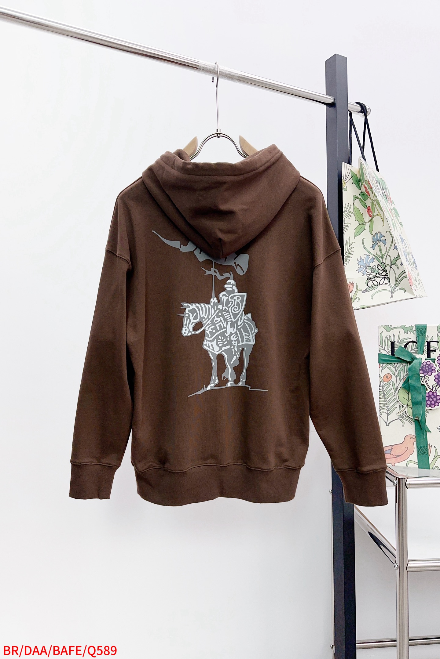 P270 Q589 
Burberry 巴宝莉 2025FW早秋新品 
休闲连帽卫衣|英伦奢潮的「骑士风格图鉴」
色彩主调高级简约,胸前盾形“B”标是品牌身份的低调宣言;后背骑士印花极具视觉冲击力,将巴宝莉的经典符号玩转出潮酷新花样。抽绳金属锁头刻满品牌印记,软糯面料亲肤舒适,却凭借挺括版型在休闲中透出奢级质感。
它是搭配风衣时的英伦反差,也是单穿炸街的吸睛利器,从伦敦街头到都市日常,一件解锁“奢潮英伦风”的多元表达。在BBR的设计语言里,连帽卫衣不再是“休闲刚需”,而是承载品牌历史与潮流态度的“风格载体”,每一次上身都是对英伦奢潮的生动诠释。
……………………………………………………
❥∙Size:M-XXL 三标齐全