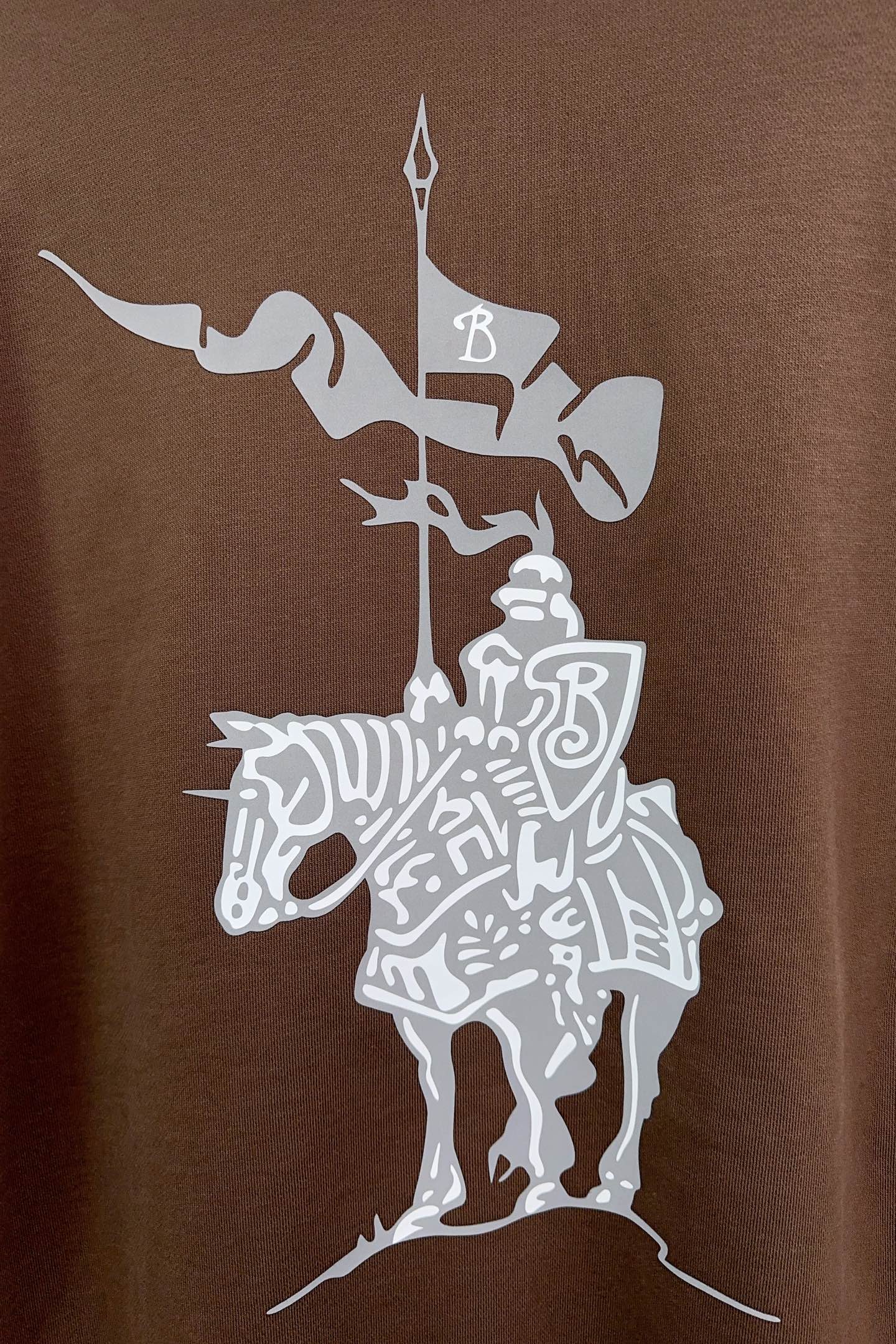 P270 Q589 
Burberry 巴宝莉 2025FW早秋新品 
休闲连帽卫衣|英伦奢潮的「骑士风格图鉴」
色彩主调高级简约,胸前盾形“B”标是品牌身份的低调宣言;后背骑士印花极具视觉冲击力,将巴宝莉的经典符号玩转出潮酷新花样。抽绳金属锁头刻满品牌印记,软糯面料亲肤舒适,却凭借挺括版型在休闲中透出奢级质感。
它是搭配风衣时的英伦反差,也是单穿炸街的吸睛利器,从伦敦街头到都市日常,一件解锁“奢潮英伦风”的多元表达。在BBR的设计语言里,连帽卫衣不再是“休闲刚需”,而是承载品牌历史与潮流态度的“风格载体”,每一次上身都是对英伦奢潮的生动诠释。
……………………………………………………
❥∙Size:M-XXL 三标齐全