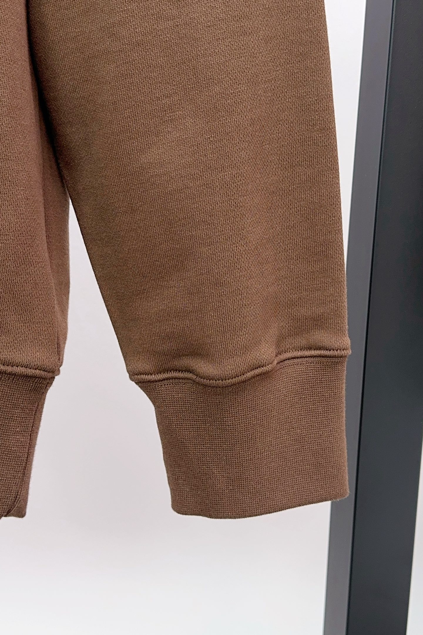 P270 Q589 
Burberry 巴宝莉 2025FW早秋新品 
休闲连帽卫衣|英伦奢潮的「骑士风格图鉴」
色彩主调高级简约,胸前盾形“B”标是品牌身份的低调宣言;后背骑士印花极具视觉冲击力,将巴宝莉的经典符号玩转出潮酷新花样。抽绳金属锁头刻满品牌印记,软糯面料亲肤舒适,却凭借挺括版型在休闲中透出奢级质感。
它是搭配风衣时的英伦反差,也是单穿炸街的吸睛利器,从伦敦街头到都市日常,一件解锁“奢潮英伦风”的多元表达。在BBR的设计语言里,连帽卫衣不再是“休闲刚需”,而是承载品牌历史与潮流态度的“风格载体”,每一次上身都是对英伦奢潮的生动诠释。
……………………………………………………
❥∙Size:M-XXL 三标齐全