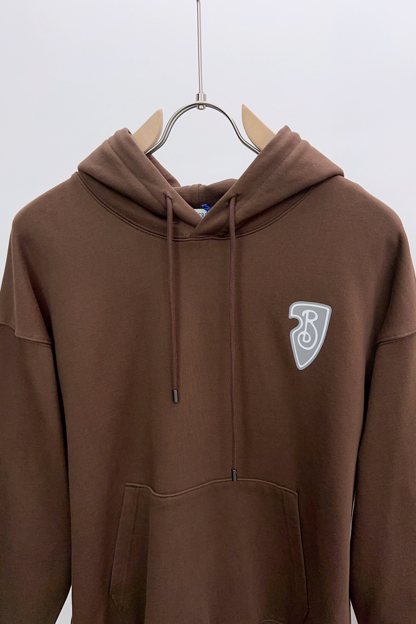 P270 Q589 
Burberry 巴宝莉 2025FW早秋新品 
休闲连帽卫衣|英伦奢潮的「骑士风格图鉴」
色彩主调高级简约,胸前盾形“B”标是品牌身份的低调宣言;后背骑士印花极具视觉冲击力,将巴宝莉的经典符号玩转出潮酷新花样。抽绳金属锁头刻满品牌印记,软糯面料亲肤舒适,却凭借挺括版型在休闲中透出奢级质感。
它是搭配风衣时的英伦反差,也是单穿炸街的吸睛利器,从伦敦街头到都市日常,一件解锁“奢潮英伦风”的多元表达。在BBR的设计语言里,连帽卫衣不再是“休闲刚需”,而是承载品牌历史与潮流态度的“风格载体”,每一次上身都是对英伦奢潮的生动诠释。
……………………………………………………
❥∙Size:M-XXL 三标齐全