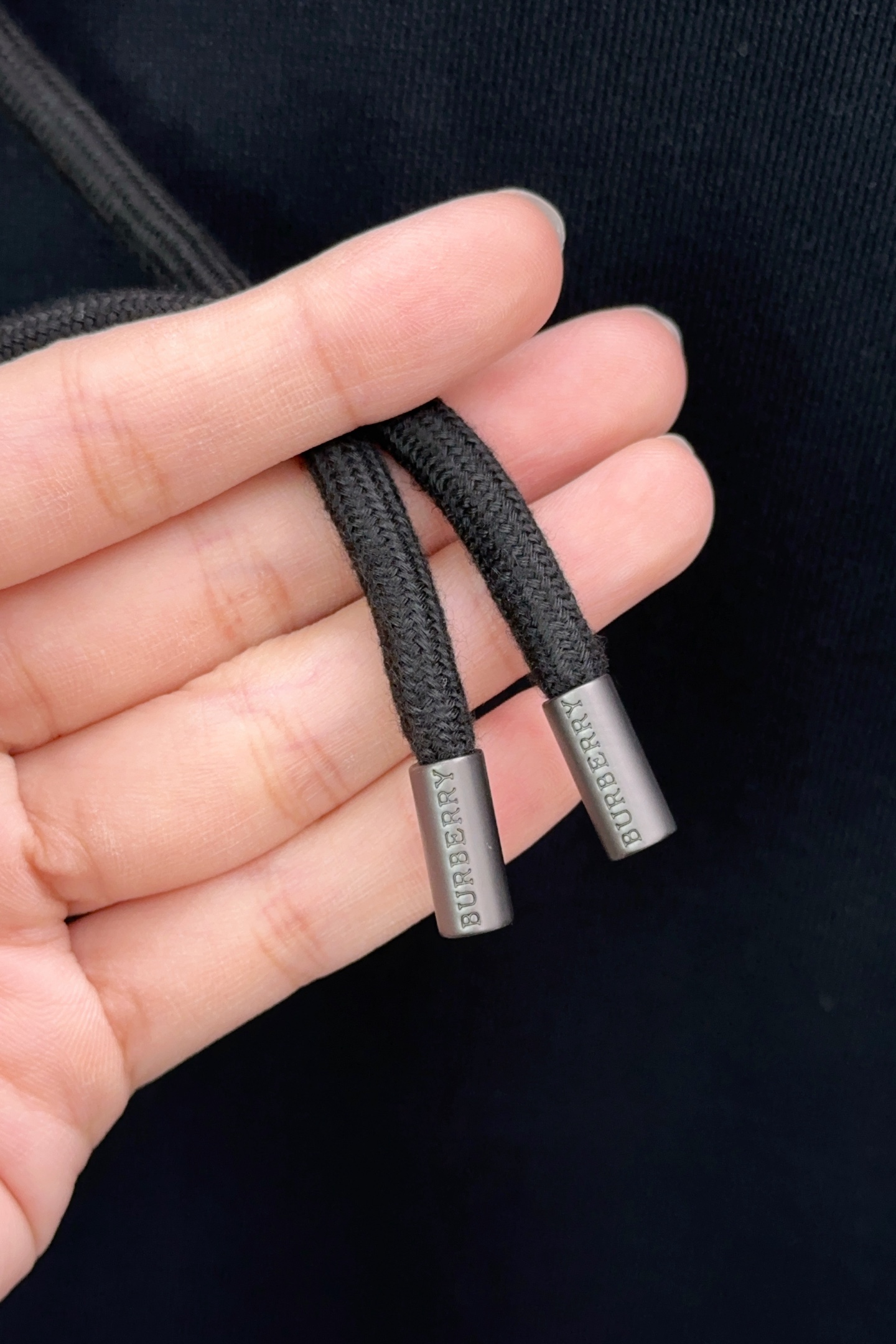 P270 Q589 BR 
Burberry 巴宝莉 2025FW早秋新品 
休闲连帽卫衣|英伦奢潮的「骑士风格图鉴」
色彩主调高级简约,胸前盾形“B”标是品牌身份的低调宣言;后背骑士印花极具视觉冲击力,将巴宝莉的经典符号玩转出潮酷新花样。抽绳金属锁头刻满品牌印记,软糯面料亲肤舒适,却凭借挺括版型在休闲中透出奢级质感。
它是搭配风衣时的英伦反差,也是单穿炸街的吸睛利器,从伦敦街头到都市日常,一件解锁“奢潮英伦风”的多元表达。在BBR的设计语言里,连帽卫衣不再是“休闲刚需”,而是承载品牌历史与潮流态度的“风格载体”,每一次上身都是对英伦奢潮的生动诠释。
……………………………………………………
❥∙Size:M-XXL 三标齐全