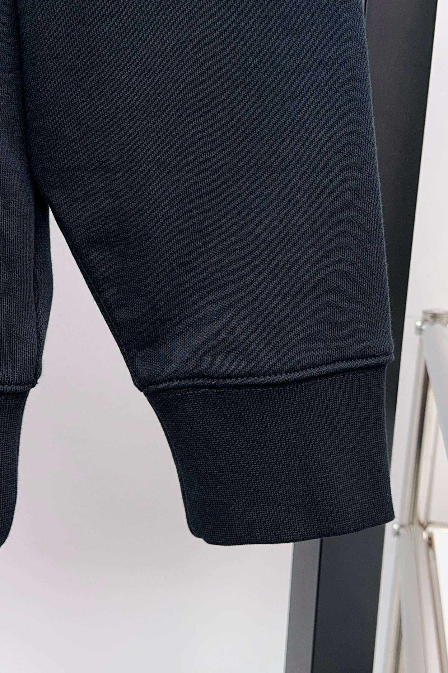 P270 Q589 BR 
Burberry 巴宝莉 2025FW早秋新品 
休闲连帽卫衣|英伦奢潮的「骑士风格图鉴」
色彩主调高级简约,胸前盾形“B”标是品牌身份的低调宣言;后背骑士印花极具视觉冲击力,将巴宝莉的经典符号玩转出潮酷新花样。抽绳金属锁头刻满品牌印记,软糯面料亲肤舒适,却凭借挺括版型在休闲中透出奢级质感。
它是搭配风衣时的英伦反差,也是单穿炸街的吸睛利器,从伦敦街头到都市日常,一件解锁“奢潮英伦风”的多元表达。在BBR的设计语言里,连帽卫衣不再是“休闲刚需”,而是承载品牌历史与潮流态度的“风格载体”,每一次上身都是对英伦奢潮的生动诠释。
……………………………………………………
❥∙Size:M-XXL 三标齐全