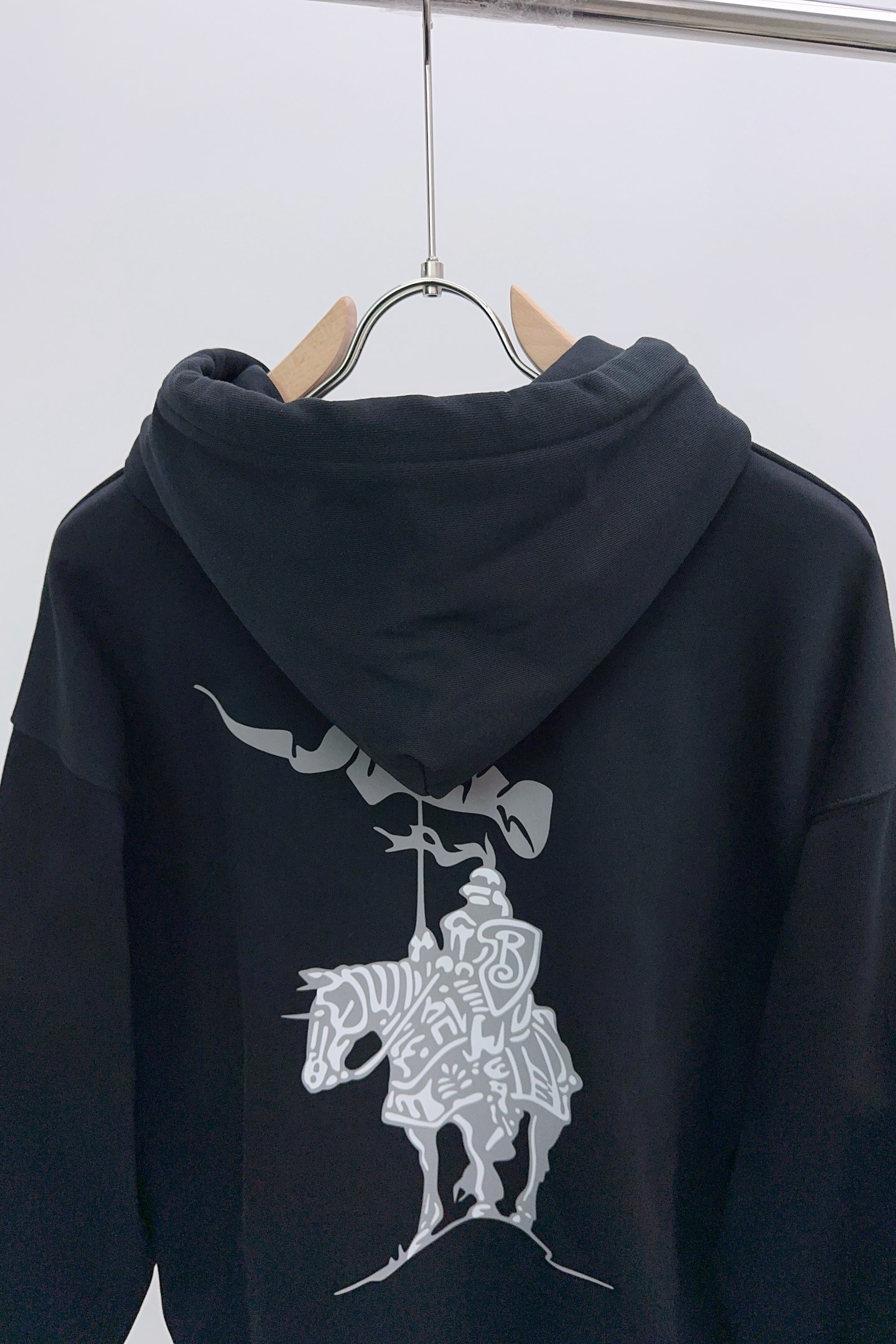 P270 Q589 BR 
Burberry 巴宝莉 2025FW早秋新品 
休闲连帽卫衣|英伦奢潮的「骑士风格图鉴」
色彩主调高级简约,胸前盾形“B”标是品牌身份的低调宣言;后背骑士印花极具视觉冲击力,将巴宝莉的经典符号玩转出潮酷新花样。抽绳金属锁头刻满品牌印记,软糯面料亲肤舒适,却凭借挺括版型在休闲中透出奢级质感。
它是搭配风衣时的英伦反差,也是单穿炸街的吸睛利器,从伦敦街头到都市日常,一件解锁“奢潮英伦风”的多元表达。在BBR的设计语言里,连帽卫衣不再是“休闲刚需”,而是承载品牌历史与潮流态度的“风格载体”,每一次上身都是对英伦奢潮的生动诠释。
……………………………………………………
❥∙Size:M-XXL 三标齐全