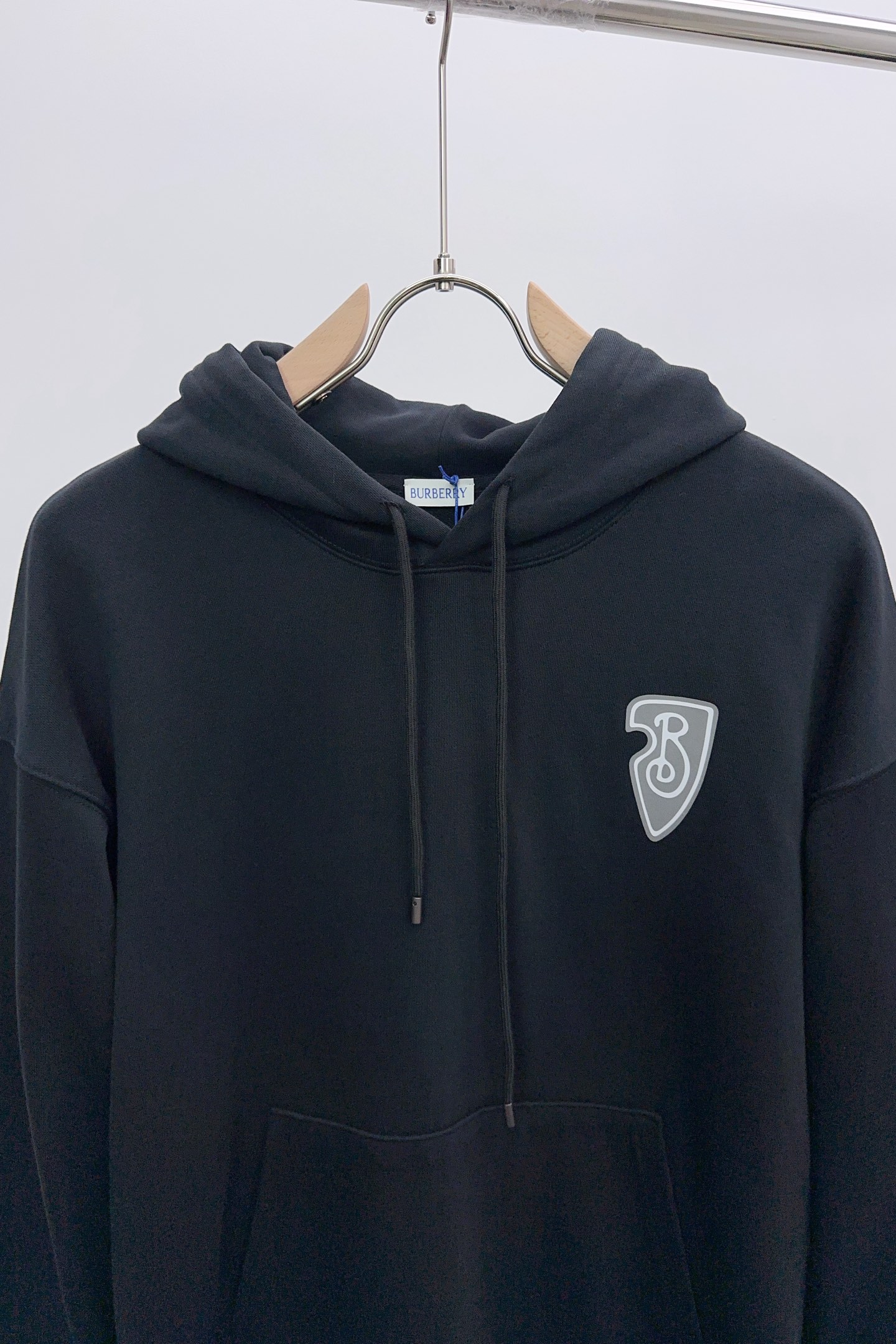 P270 Q589 BR 
Burberry 巴宝莉 2025FW早秋新品 
休闲连帽卫衣|英伦奢潮的「骑士风格图鉴」
色彩主调高级简约,胸前盾形“B”标是品牌身份的低调宣言;后背骑士印花极具视觉冲击力,将巴宝莉的经典符号玩转出潮酷新花样。抽绳金属锁头刻满品牌印记,软糯面料亲肤舒适,却凭借挺括版型在休闲中透出奢级质感。
它是搭配风衣时的英伦反差,也是单穿炸街的吸睛利器,从伦敦街头到都市日常,一件解锁“奢潮英伦风”的多元表达。在BBR的设计语言里,连帽卫衣不再是“休闲刚需”,而是承载品牌历史与潮流态度的“风格载体”,每一次上身都是对英伦奢潮的生动诠释。
……………………………………………………
❥∙Size:M-XXL 三标齐全