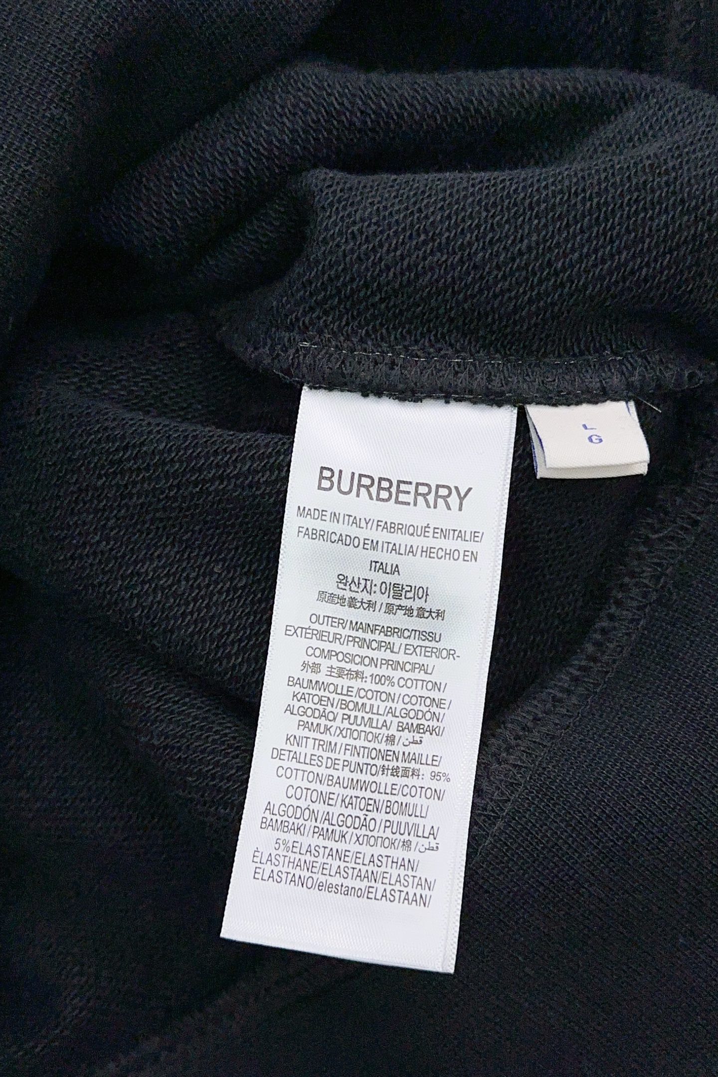 P270 Q589 BR 
Burberry 巴宝莉 2025FW早秋新品 
休闲连帽卫衣|英伦奢潮的「骑士风格图鉴」
色彩主调高级简约,胸前盾形“B”标是品牌身份的低调宣言;后背骑士印花极具视觉冲击力,将巴宝莉的经典符号玩转出潮酷新花样。抽绳金属锁头刻满品牌印记,软糯面料亲肤舒适,却凭借挺括版型在休闲中透出奢级质感。
它是搭配风衣时的英伦反差,也是单穿炸街的吸睛利器,从伦敦街头到都市日常,一件解锁“奢潮英伦风”的多元表达。在BBR的设计语言里,连帽卫衣不再是“休闲刚需”,而是承载品牌历史与潮流态度的“风格载体”,每一次上身都是对英伦奢潮的生动诠释。
……………………………………………………
❥∙Size:M-XXL 三标齐全