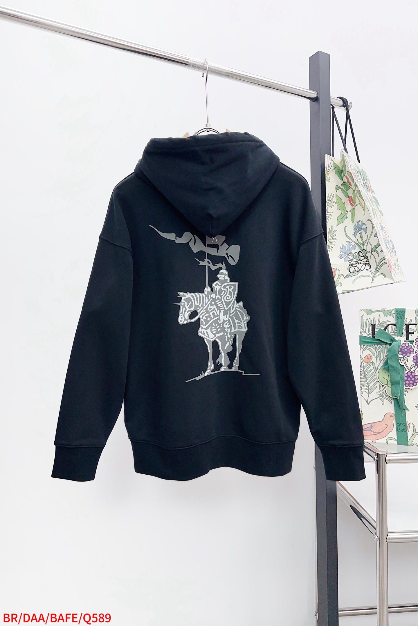 P270 Q589 BR 
Burberry 巴宝莉 2025FW早秋新品 
休闲连帽卫衣|英伦奢潮的「骑士风格图鉴」
色彩主调高级简约,胸前盾形“B”标是品牌身份的低调宣言;后背骑士印花极具视觉冲击力,将巴宝莉的经典符号玩转出潮酷新花样。抽绳金属锁头刻满品牌印记,软糯面料亲肤舒适,却凭借挺括版型在休闲中透出奢级质感。
它是搭配风衣时的英伦反差,也是单穿炸街的吸睛利器,从伦敦街头到都市日常,一件解锁“奢潮英伦风”的多元表达。在BBR的设计语言里,连帽卫衣不再是“休闲刚需”,而是承载品牌历史与潮流态度的“风格载体”,每一次上身都是对英伦奢潮的生动诠释。
……………………………………………………
❥∙Size:M-XXL 三标齐全