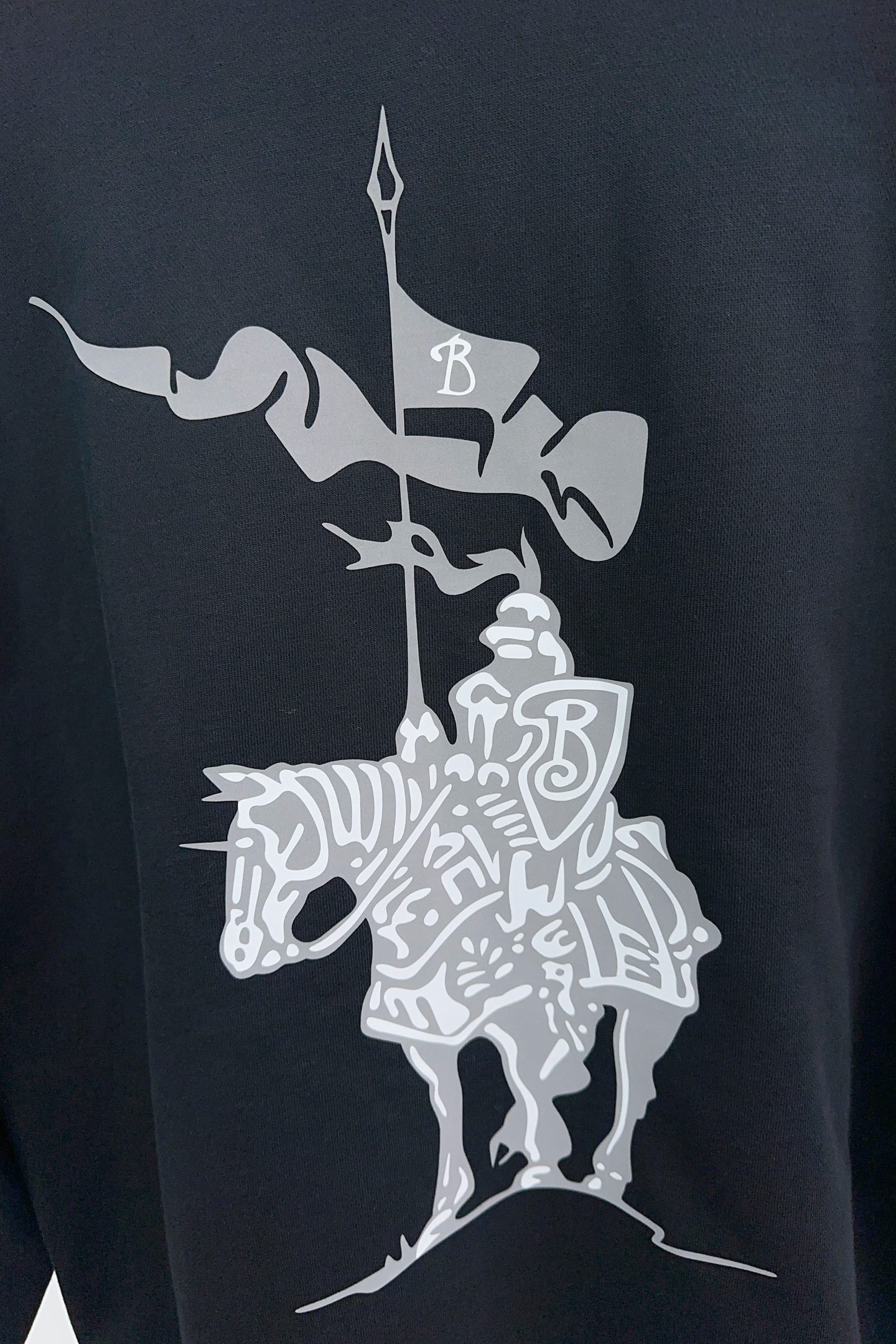 P270 Q589 BR 
Burberry 巴宝莉 2025FW早秋新品 
休闲连帽卫衣|英伦奢潮的「骑士风格图鉴」
色彩主调高级简约,胸前盾形“B”标是品牌身份的低调宣言;后背骑士印花极具视觉冲击力,将巴宝莉的经典符号玩转出潮酷新花样。抽绳金属锁头刻满品牌印记,软糯面料亲肤舒适,却凭借挺括版型在休闲中透出奢级质感。
它是搭配风衣时的英伦反差,也是单穿炸街的吸睛利器,从伦敦街头到都市日常,一件解锁“奢潮英伦风”的多元表达。在BBR的设计语言里,连帽卫衣不再是“休闲刚需”,而是承载品牌历史与潮流态度的“风格载体”,每一次上身都是对英伦奢潮的生动诠释。
……………………………………………………
❥∙Size:M-XXL 三标齐全