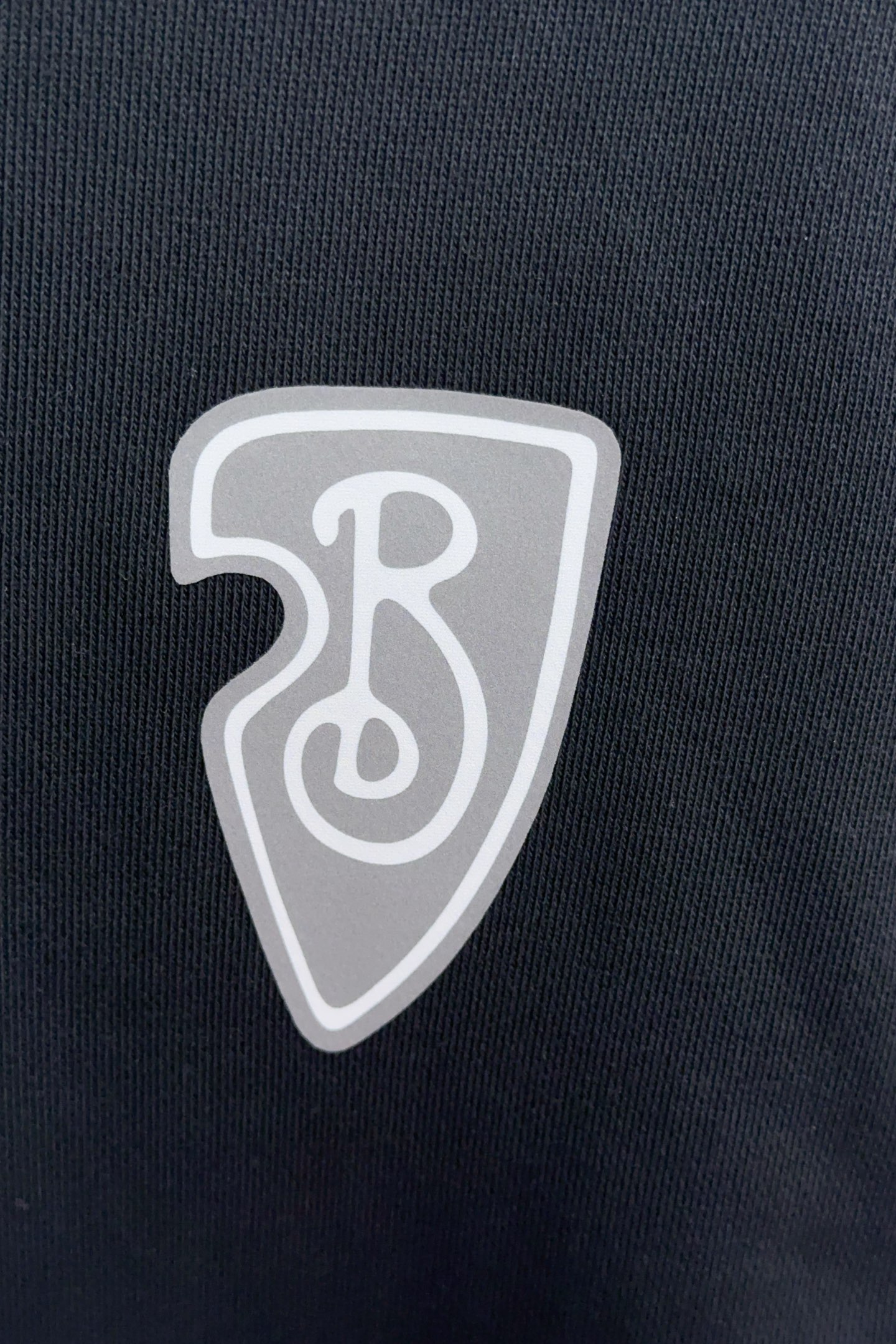 P270 Q589 BR 
Burberry 巴宝莉 2025FW早秋新品 
休闲连帽卫衣|英伦奢潮的「骑士风格图鉴」
色彩主调高级简约,胸前盾形“B”标是品牌身份的低调宣言;后背骑士印花极具视觉冲击力,将巴宝莉的经典符号玩转出潮酷新花样。抽绳金属锁头刻满品牌印记,软糯面料亲肤舒适,却凭借挺括版型在休闲中透出奢级质感。
它是搭配风衣时的英伦反差,也是单穿炸街的吸睛利器,从伦敦街头到都市日常,一件解锁“奢潮英伦风”的多元表达。在BBR的设计语言里,连帽卫衣不再是“休闲刚需”,而是承载品牌历史与潮流态度的“风格载体”,每一次上身都是对英伦奢潮的生动诠释。
……………………………………………………
❥∙Size:M-XXL 三标齐全