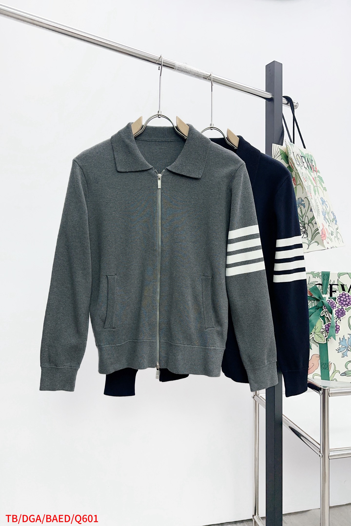 NO:726081,Replacement after the end of the year Q601  TB, 25 new autumn and winter four-bar knitted lapels for men and women. The design inspiration of this style is still derived from the classic and popular products of the T family. It has a consistent high-end British casual temperament, is simple, elegant and noble, showing the youthful vitality effect, and brand identification  The recognition is quite high. The top-notch German machine is custom-woven, the stitching is exquisite, the craftsmanship is exquisite and complicated, and it cannot be made by domestic machines. The weight reaches 400g. The upper body is comfortable, breathable, soft and waxy, skin-friendly, and very atmospheric. It is a size worth buying.  1-2-3-4 All three standards are met the next day,,19860909年后退换 Q601 TB、25秋冬新品四道杠针织男女翻领.此款的设计灵感还是来源于T族的经典爆款人气产物,带着一贯的高端英伦休闲气质,简单大方又高贵,彰显青春活力效果,品牌辨识度相当之高.顶级德国机器定织,针法细腻,工艺精湛繁复,非国内机器所能制造的,克重达到400g,上身舒适感,透气,软糯,亲肤,十分大气.非常值得入手的尺码 1-2-3-4 三标齐全 隔天,,,Men's clothing