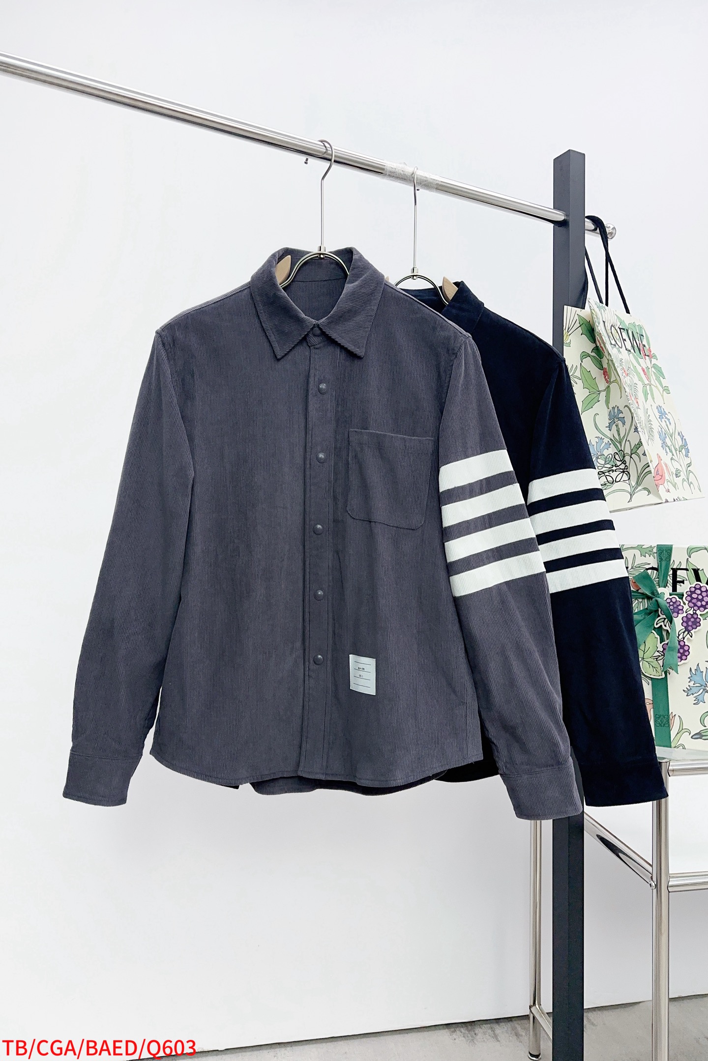 NO:726075,Replacement after the end of the year Q603 TB corduroy white four-stripes New TB corduroy thin model THOM BROWNE TB spring and autumn new corduroy striped thin model Made in Italy small label Made of fabric corduroy customized fabric Composition cotton Original shipment The buttons are four-buttons Quality assurance Own workshop assembly line production Fine gauge Neat and even wiring Size: 1-4 Three complete labels,,19860909年后退换 Q603 TB灯芯绒白色四道杠 新款上新TB灯芯绒薄款 THOM BROWNE TB春秋新款灯芯绒条纹薄款 意大利制造产地小标 采用面料灯芯绒定制面料 成分棉 原版开货 扣子采用四合扣 品质保证 自家车间流水线生产 针距细密 走线整齐均匀 Size:1-4 三标齐全,,,Men's clothing