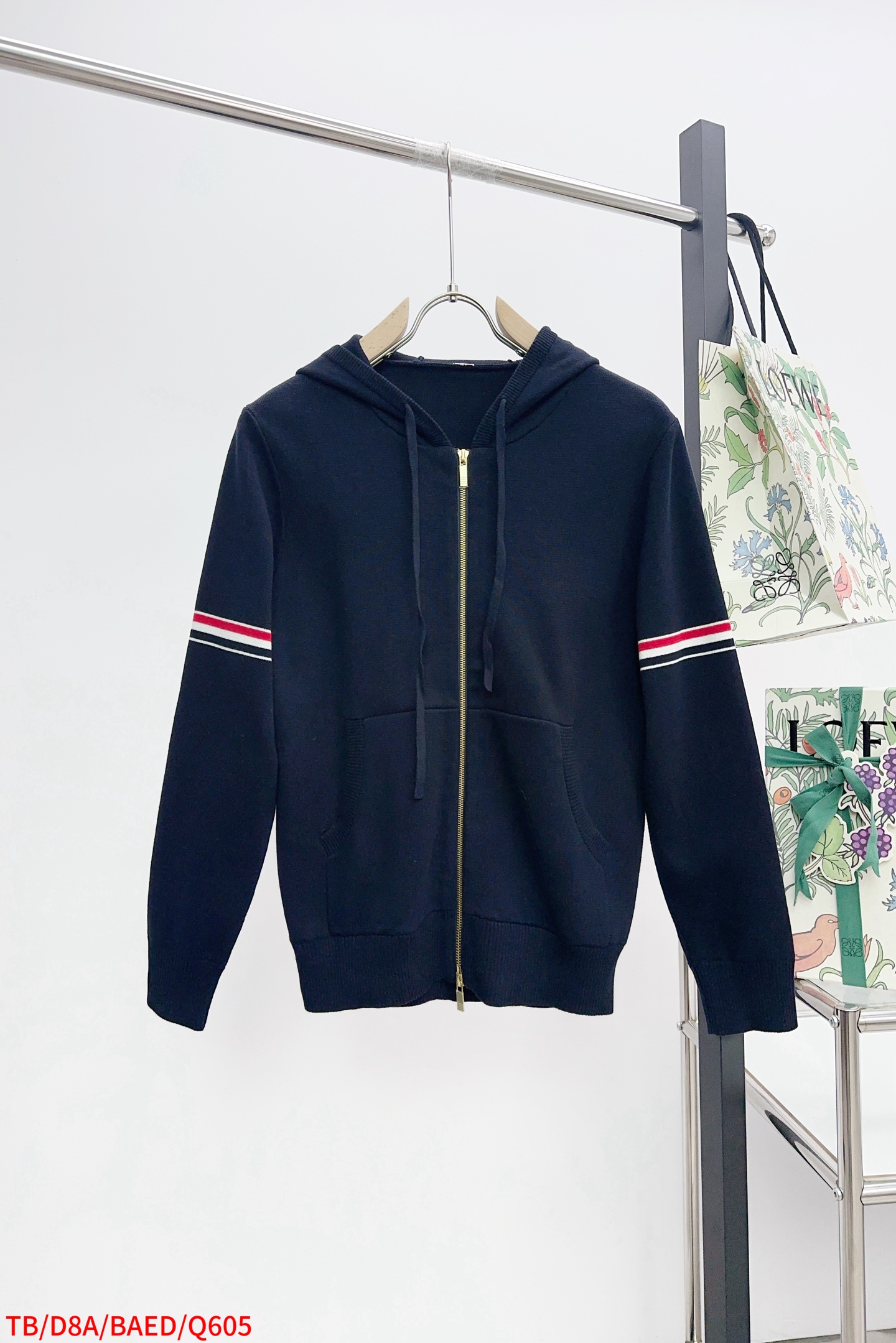 NO:726063,Replacement after the year Q605 TB SS three-color armband hooded zip-up shirt, double-ended metal zipper, LOGO mold customization, silver is hung with delicate color, gold is retro and old, the overall YB effect is restored, the yarn is made of 602 combed cotton that is spun and dyed, the customized color is different from the spot color on the market, the overall color is fuller and textured. The buttons are made of real deep-sea black butterfly shell. Color white, gray, navy blue code number 1 2  3 4 yards, all three standards,,hats,19860909年后退换 Q605 TB SS三色袖标连帽拉链衫,双头金属拉链,LOGO开模定制, 银色为挂镀色泽细腻,金色复古做旧,整体还原YB效果, 纱线采用的是定纺定染的602的精梳棉,定制色区别市面的现货色, 颜色整体更饱满有质感.扣子用到了真正的深海黑蝶贝 颜色白色,灰色,藏青 码数1 2 3 4码 三标齐全,,hats,,Men's clothing