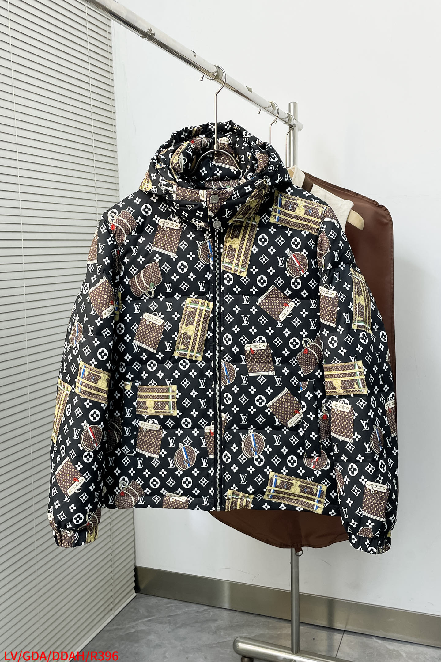 NO:729501,Replacement after the year is R396 LV 2025 autumn and winter new down jacket. This is known as the most expensive down jacket in the world, all 90 down. With a classic logo combination, it is full of visual impact at first sight. It has better thermal insulation performance, is light and not heavy, and has good loft recovery after compression, and it can gather heat and lock in temperature!  Personalized color matching design, fresh and energetic!  There are too many versions circulating in the market. In addition to the different fabrics and workmanship, the biggest difference is that the filling is not goose down at all but feather silk or velvet, etc., and it is not easy to distinguish for those who don’t understand. In addition, the fabrics and workmanship are definitely not of the same level. In short, look for us and you will never go astray. All the exclusive full colors are purchased from genuine development. If you understand the quality of our down jackets, you can safely recommend it with your eyes closed. The three standards are complete!  Uniform series for men and women!  Size M-3XL. Complete with three labels, Louis Vuitton, down jacket,19860909年后退换 R396 LV 2025秋冬新款羽绒服.这款号称羽绒服届最贵的,全部90绒的.带着经典的Logo组合搭配,第一眼看到就是满满的视觉冲击,保暖性能更出色,轻便不厚重,且压缩后的蓬松度恢复性好,聚热锁温！个性的拼色设计,清新有活力！市面流通的版本实在太多了,除了面料做工不同外,最大的区别就是填充物根本不是鹅绒而是羽丝或手感绒等等,而不懂的根本不容易区分.另外面料和做工也绝对不是一个级别,总之认准我们,让你绝对不跑偏,独家全色全部购入正版开发,懂我们家羽绒服质量的,完全可以放心闭眼推.三标齐全！男女同款系列！码数M-3XL.三标齐全,,louis vuitton,down jacket,,Men's clothing