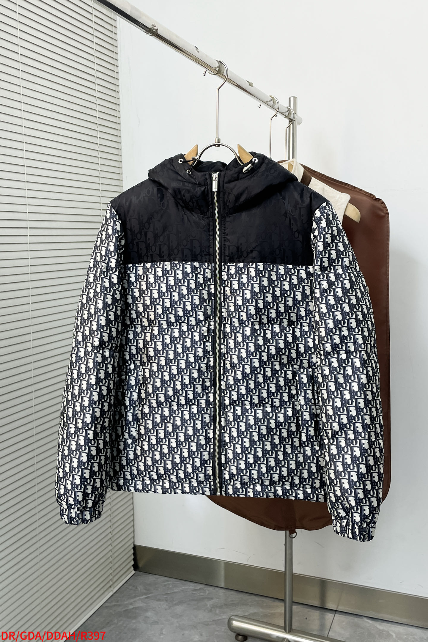 NO:729489,Replaced after the year is R397 DR Dior's new 2025 autumn and winter down jacket. This is known as the most expensive down jacket in the world, all 90 down. With a classic logo combination, it is full of visual impact at first sight. It has better thermal insulation performance, is light and not heavy, and has good loft recovery after compression, and it can gather heat and lock in temperature!  Personalized color matching design, fresh and energetic!  There are too many versions circulating in the market. In addition to the different fabrics and workmanship, the biggest difference is that the filling is not goose down at all but feather silk or velvet, etc., and it is not easy to distinguish for those who don’t understand. In addition, the fabrics and workmanship are definitely not of the same level. In short, look for us and you will never go astray. All the exclusive full colors are purchased from genuine development. If you understand the quality of our down jackets, you can safely recommend it with your eyes closed. The three standards are complete!  Uniform series for men and women!  Size M-3XL. Complete with three labels, dior, down jacket,19860909年后退换 R397 DR 迪奥 2025秋冬新款羽绒服.这款号称羽绒服届最贵的,全部90绒的.带着经典的Logo组合搭配,第一眼看到就是满满的视觉冲击,保暖性能更出色,轻便不厚重,且压缩后的蓬松度恢复性好,聚热锁温！个性的拼色设计,清新有活力！市面流通的版本实在太多了,除了面料做工不同外,最大的区别就是填充物根本不是鹅绒而是羽丝或手感绒等等,而不懂的根本不容易区分.另外面料和做工也绝对不是一个级别,总之认准我们,让你绝对不跑偏,独家全色全部购入正版开发,懂我们家羽绒服质量的,完全可以放心闭眼推.三标齐全！男女同款系列！码数M-3XL. 三标齐全,,dior,down jacket,,Men's clothing