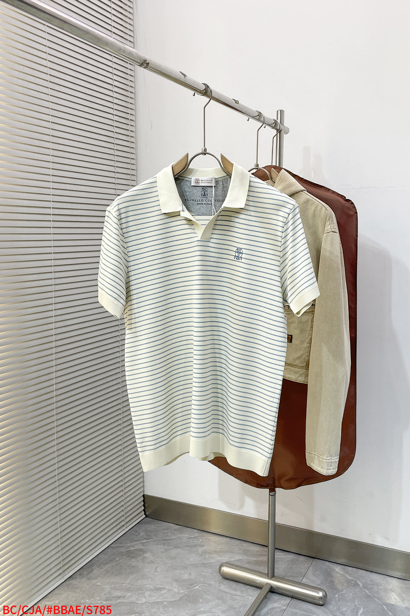 NO:729614,Replacement after the end of the year S785 BC 2026 Spring and Summer Recommended by upstart British gentlemen!  (Knitted fabric) French V-lapel striped knitted short-sleeves are not leaky, but they are loved by many celebrities. The combination of Italian lazy romantic style and knitting. The French V-lapel design makes the upper body feel more capable and capable in the workplace. The fashionable striped design has always been one of the favorite elements of major designers. This business casual style can be well matched for daily commuting and leisure. The fitted version makes the upper body tall and stylish, and highlights the quality. Look at the texture of the fabric.  The national standard long-staple cotton blended material is made in domestic first-line foreign trade factories. It adopts the knitting process of imported weft knitting machines. It is time-consuming and labor-intensive. Of course, the finished product presents a natural texture, which makes the surface of the fabric have a valley texture and highlights the quality. The treatment of ammonia on the inside is skin-friendly and breathable. The upper body is as smooth as silk. It feels comfortable on the skin. Highly recommended for those who have extremely high quality requirements. Sizes M-3XL. Three complete standards, T-shirt, real silk,19860909年后退换 S785 BC 2026春夏 英伦绅士新贵推荐！（针织起脚料） 法式V翻领条纹针织短袖,不显山漏水,却被许多名人所钟爱.意式慵懒浪漫风情与针织的结合 法式V翻领设计 让上身感 干练的职场形象 时尚的条纹设计 一直都是各大设计师 喜欢元素之一 这款商务休闲式 平时通勤 休闲 都能很好搭配 合体的版型上身挺拔有型的同时 凸显品质 质感看面料 国标长绒棉混纺材质 国内一线外贸工厂制作 采用进口纬编机针织工艺 耗时耗力 当然成品呈现自然的肌理感 让面料表面谷波纹理质感 凸显品质质感 内里氨的处理 亲肤透气 上身如真丝般的爽滑 舒适肤感,对品质有极高要求强烈推荐 尺码 M-3XL 三标齐全,,T-shirt,real silk,,Men's clothing