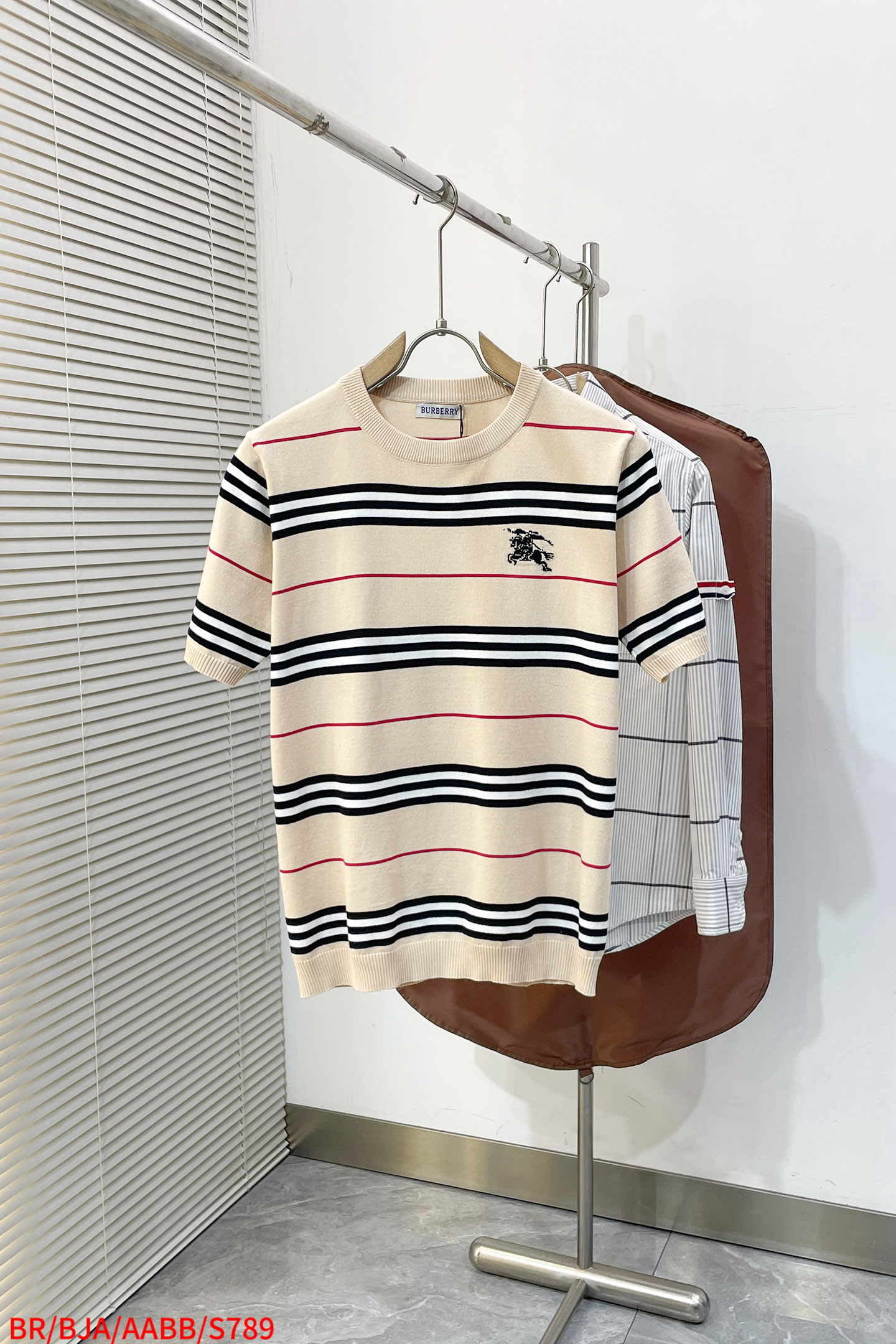 NO:729541,Replacement after the end of the year S789 BR Burberry  The striped war horse knitted short-sleeved T-shirt is made of cotton blended fabric, which feels soft but not collapsed, and is just right and comfortable against the skin; the war horse jacquard on the chest is the highlight of the soul, breaking the heavy feeling of traditional badges. The vivid color combination hides the exquisite details of British genes. The basic style of round neck + neat cuffs can be worn alone to support a casual and relaxed feeling, or can be layered as a base layer  It gives a sense of layering; the wiring of the factory craftsmanship is fine and smooth, and every stitch hides a texture that can withstand scrutiny. Whether it is worn with jeans for a casual street style, or with a suit with a light and sophisticated British tone, it can use the contrast of 'classic badges + fresh colors' to make daily wear out of dullness, revealing an effortless and high-end freshness in a low-key manner. Sizes S-XL  Complete three standards, burberry, T-shirt, tees, t-shirt, business suit,19860909年后退换 S789 BR Burberry 条纹战马针织短袖T恤,甄选棉纤混纺面料,触感软而不塌,贴肤是恰到好处的舒适；胸前的战马提花是灵魂亮点,打破传统徽章的厚重感,鲜活配色里藏着英伦基因的精致细节,圆领+利落袖口的基础款型,既能单穿撑起休闲松弛感,也能叠穿打底衬出层次感；大厂工艺的走线细密平整,每一处针脚都藏着经得起推敲的质感.不管是搭牛仔走随性街头风,还是配西装凹轻熟英伦调,它都能以“经典徽章+鲜活色彩”的反差感,让日常穿搭跳出沉闷,在低调中透出不费力的高级鲜活感.尺码S-XL 三标齐全,,burberry,T-shirt,tees，t-shirt,business suit,,Men's clothing