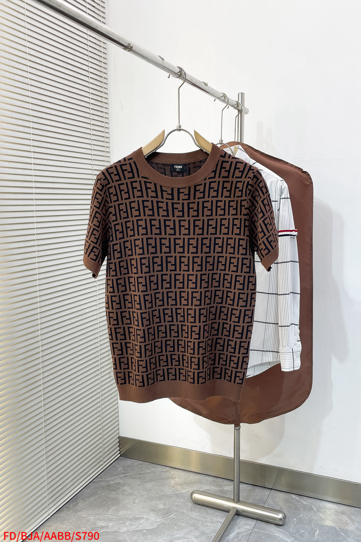 NO:729620,Replaced after the year S790 FD FENDI Fendi Classic Lafayette double fLogo logo exquisite upgrade, inspired by the 1980s retro Original fabric Official same style Knitted short sleeves Customized 320g vat-dyed fabric Very comfortable to the touch Latest brick cabinet synchronization for spring and summer Fashionable and personalized Super versatile and good-looking one Very suitable for both men and women A must-have for everyone Hang tag Collar label Washed wheat Complete with three labels Color: Black Khaki Size S M L  XL,,fendi,fendi,T-shirt,19860909年后退换 S790 FD FENDI 芬迪 经典老佛爷双fLogo标识精致升级,灵感源自八十年代复古 原版面料 官方同款 针织短袖 定制320克同缸染面料 手感非常舒服  春夏最新砖柜同步 时尚又个性 超级百搭好看的一款 男女都非常合适 人手必备款 吊牌 领标 水洗麦 三标齐全 颜色: 黑色 卡其色 尺码S M L XL,,fendi,fendi,T-shirt,,Men's clothing