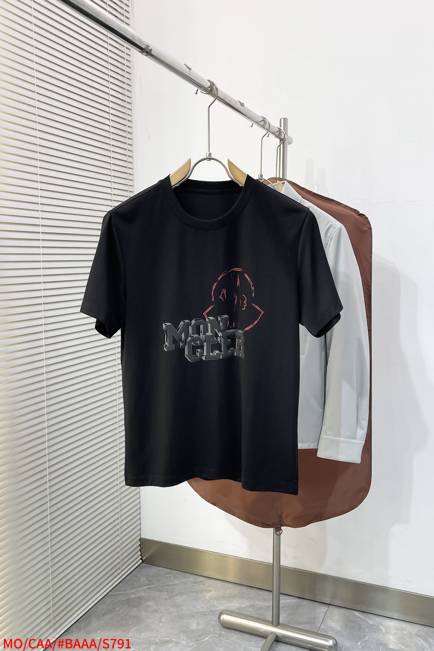 NO:729580,Replaceable after the end of the year S791 MONCLER 2026ss new summer clothes on sale. The latest series of graphic logo short-sleeved T-shirts. Everyone must have one!  Imported top-quality mercerized cotton fabric, extremely skin-friendly and comfortable. It feels very delicate, has a good texture, and perfectly embodies the three-dimensional effect. It is in line with the brand's consistent design style. It is a very good overall product. It can be worn alone without any problem. Sizes M-XXXL, T-shirt, tees, t-shirt,19860909年后退换 S791 MONCLER 2026ss夏装新品 在售 最新系列图案logo短袖T恤 必须人手一件的节奏！进口顶极丝光棉面料,极为亲肤舒适 摸上去非常的细腻,质感很好,完美体现立体感 符合品牌一贯设计风格,整体非常不错的一款,内搭单穿都完全没问题 尺码 M-XXXL,,T-shirt,tees，t-shirt,,Men's clothing