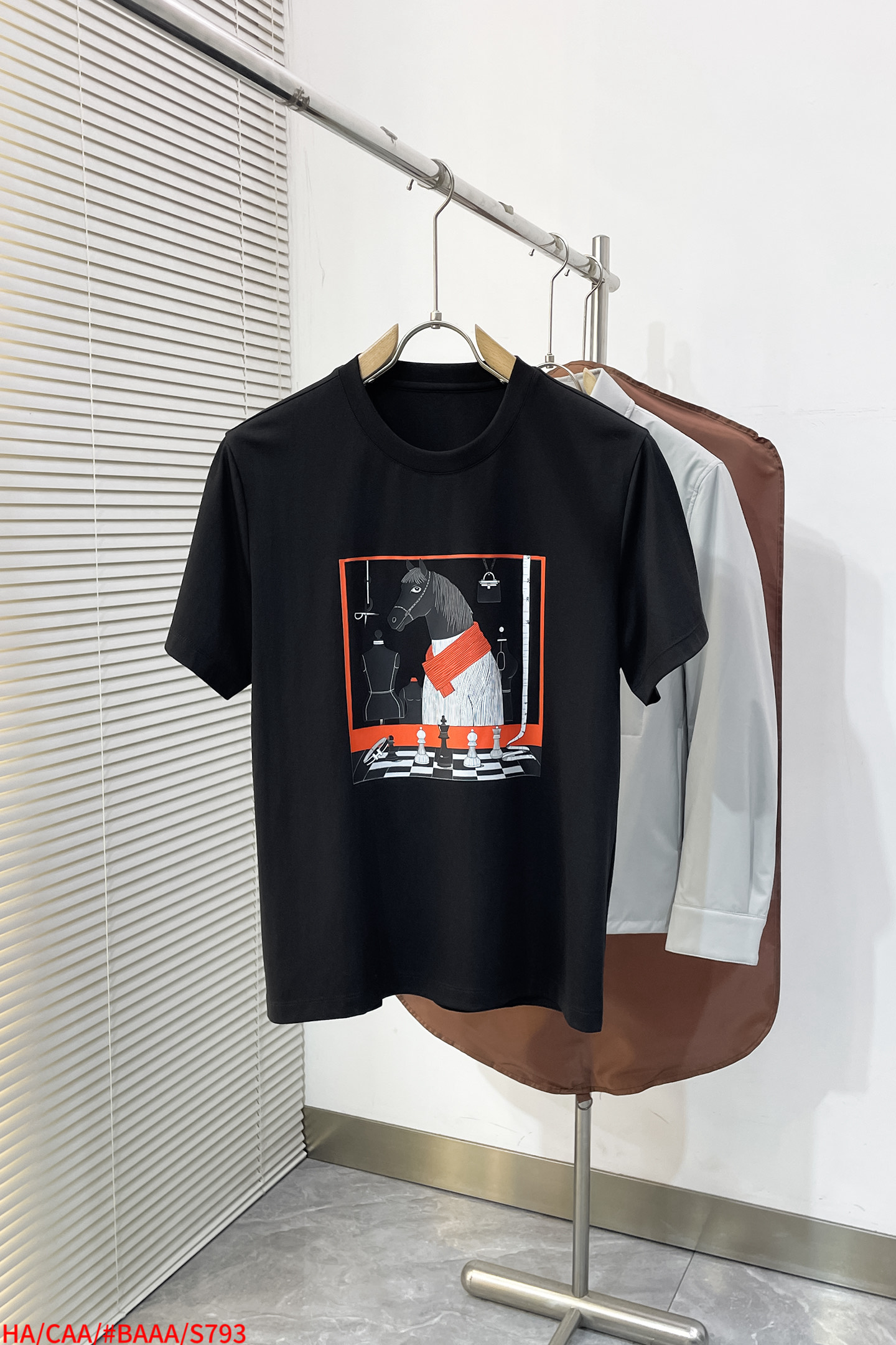 NO:729661,Replaceable after the end of the year S793 HA Hermès 2026ss new summer clothes are on sale. The latest series of graphic logo short-sleeved T-shirts are a must-have for everyone!  Imported top-quality mercerized cotton fabric, extremely skin-friendly and comfortable. It feels very delicate, has a good texture, and perfectly embodies the three-dimensional effect. It is in line with the brand's consistent design style. It is a very good overall product and can be worn alone. Sizes M-XXXL, hermes, T-shirt, tees, t-shirt,19860909年后退换 S793 HA 爱马仕 2026ss夏装新品 在售 最新系列图案logo短袖T恤 必须人手一件的节奏！进口顶极丝光棉面料,极为亲肤舒适 摸上去非常的细腻,质感很好,完美体现立体感 符合品牌一贯设计风格,整体非常不错的一款,内搭单穿都完全没问题 尺码 M-XXXL,,hermes,T-shirt,tees，t-shirt,,Men's clothing