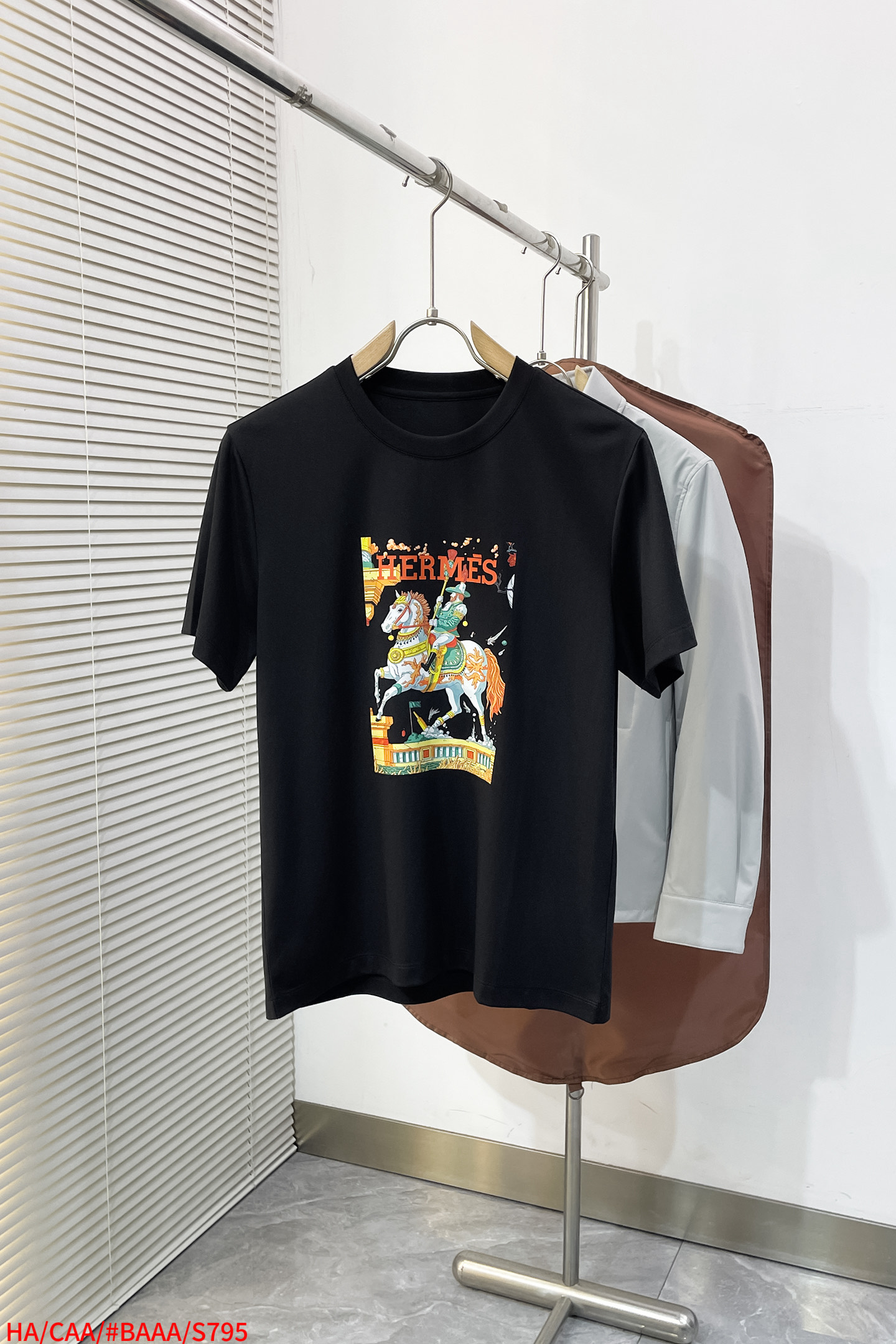 NO:729655,Replaceable after the end of the year S795 HA Hermès 2026ss new summer clothing is on sale. The latest series of graphic logo short-sleeved T-shirts must be available for everyone!  Imported top-quality mercerized cotton fabric, extremely skin-friendly and comfortable. It feels very delicate, has a good texture, and perfectly embodies the three-dimensional effect. It is in line with the brand's consistent design style. It is a very good overall product and can be worn alone. Sizes M-XXXL, hermes, T-shirt, tees, t-shirt,19860909年后退换 S795 HA 爱马仕 2026ss夏装新品 在售 最新系列图案logo短袖T恤 必须人手一件的节奏！进口顶极丝光棉面料,极为亲肤舒适 摸上去非常的细腻,质感很好,完美体现立体感 符合品牌一贯设计风格,整体非常不错的一款,内搭单穿都完全没问题 尺码 M-XXXL,,hermes,T-shirt,tees，t-shirt,,Men's clothing