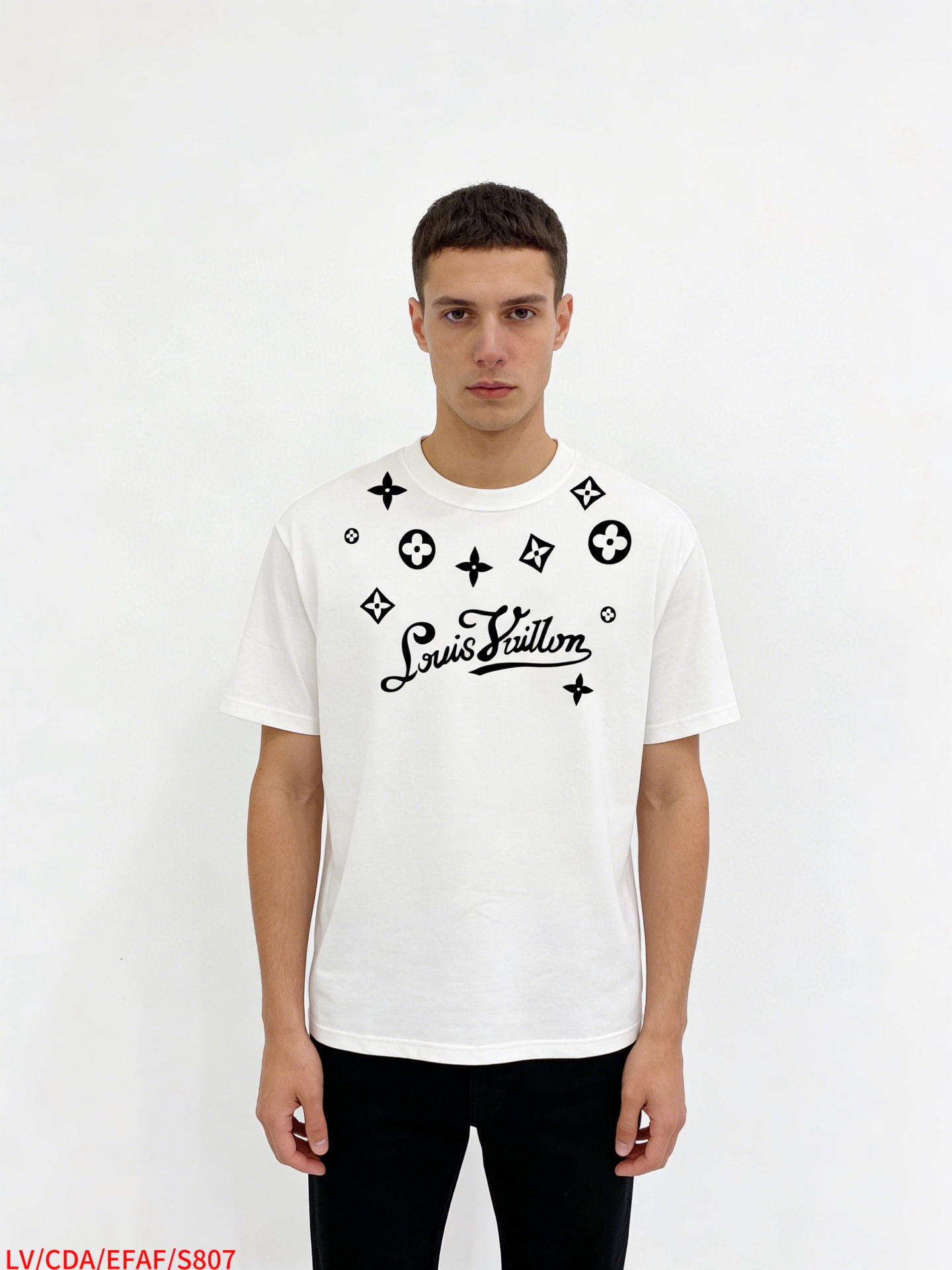 NO:729480,Replaced after the year S807 LV's new letter-printed double-layer heavy-duty short-sleeved T-shirt. Whether it is a T-shirt or a sweatshirt, the letter pattern is a hot-selling item every year. The large-area front printing is directly sprayed by Dakangli digital printing machine. The cost is extremely high. After many debuggings, the color difference of the pattern is close to 99% of the original version. It is different from the junk offset printing version in the market. It is super time-consuming. The fabric is exclusively customized and dyed 280 grams of cotton double-stranded.  M (100-140 pounds) L (140155 pounds)19860909年后退换 S807 LV 新款字母印花双层重工短袖T桖 字母图案不管是T桖还是卫衣都是每年的爆款单品 前幅大面积印花采用大康丽数码印花机直喷 成本极高 经过多次的调试打版图案色差还原度与原版接近百分之99 区别市场垃圾胶印版本 超级费工时 面料采用独家定制定染280 克 棉双股 M（100-140斤）L（140155斤）XL（160-175斤）XXL（175-185斤）XXXL（185-210斤）黑白2色 200斤可穿 182165斤穿XL 宽松版型,,louis vuitton,hoodie,sweatshirts,T-shirt,,Men's clothing