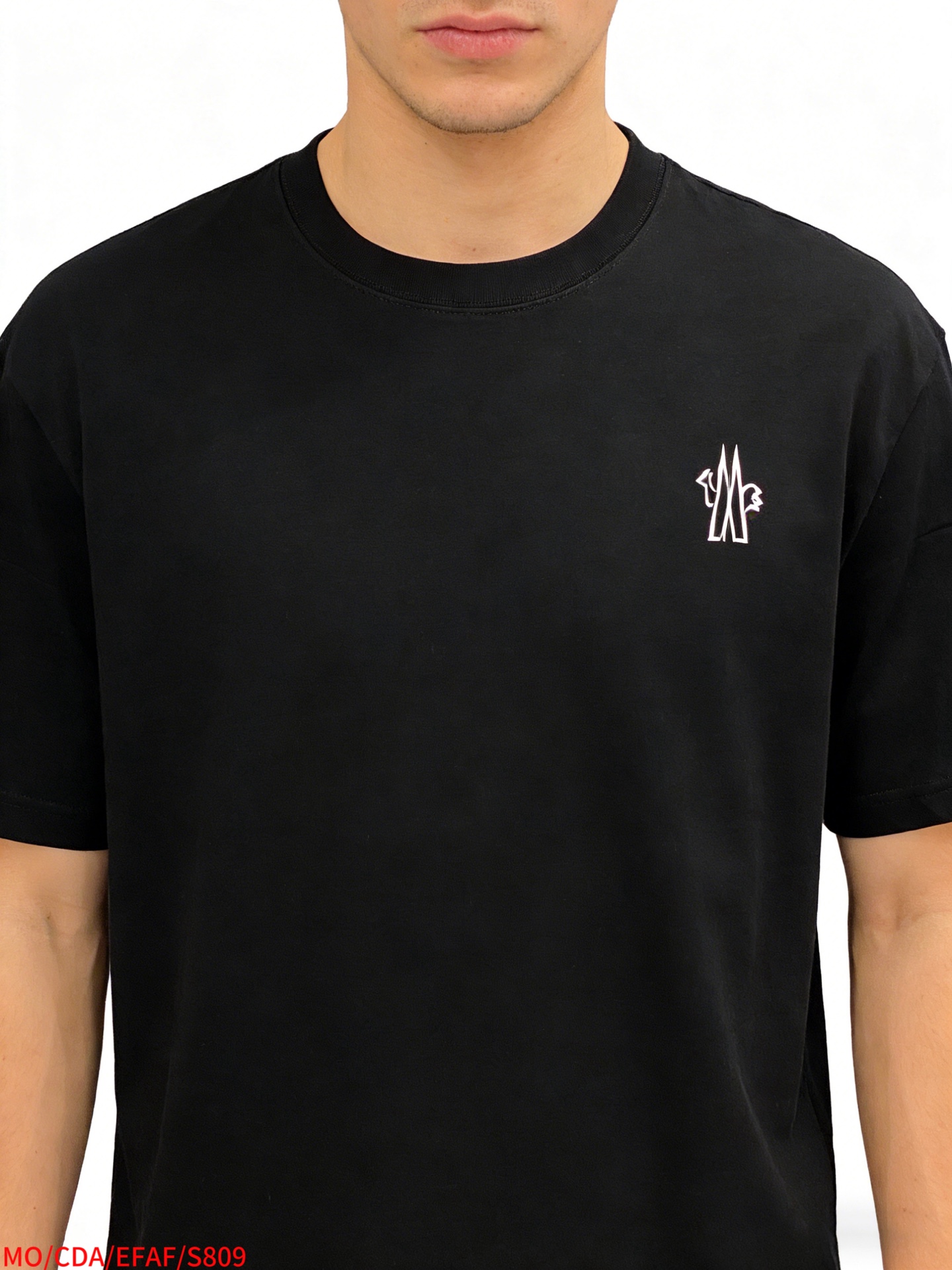 NO:729560,S809 MONCLER, the new double-layer heavy-duty short-sleeved T-shirt with letter printing. Whether it is a T-shirt or a sweatshirt, the letter pattern is a popular item every year. The large-area printing on the front is directly sprayed by Dakangli digital printing machine. The cost is extremely high. After many debuggings, the color difference of the pattern is close to 99% of the original version. It is different from the junk offset printing version in the market. It is super time-consuming. The fabric is exclusively customized and dyed 280 grams of double-ply cotton.  M (100-140 pounds) L (140-155 pounds)19860909年后退换 S809 MONCLER 新款字母印花双层重工短袖T桖 字母图案不管是T桖还是卫衣都是每年的爆款单品 前幅大面积印花采用大康丽数码印花机直喷 成本极高 经过多次的调试打版图案色差还原度与原版接近百分之99 区别市场垃圾胶印版本 超级费工时 面料采用独家定制定染280 克 棉双股 M（100-140斤）L（140155斤）XL（160-175斤）XXL（175-185斤）XXXL（185-210斤）黑白2色 200斤可穿 182165斤穿XL 宽松版型,,hoodie,sweatshirts,T-shirt,,Men's clothing