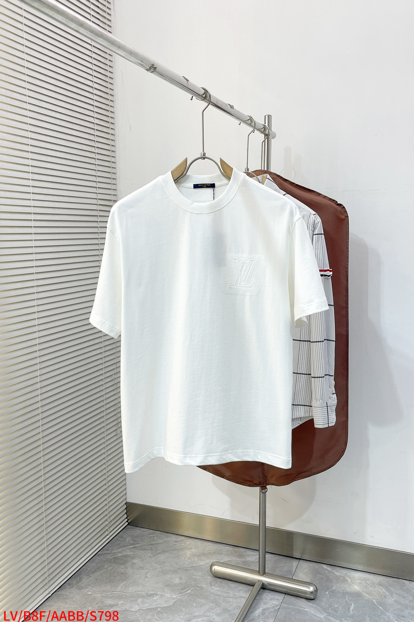 NO:729649,Replaced after the new year S798 LV Louis *don 2026SS latest MONOGRAM embroidered short-sleeved T-shirt 270g pure cotton fabric, comfortable and textured, both fashionable and practical ~ Logo embroidered with letters on the chest, LV's iconic Monogram pattern printed all over the back, three-dimensional embroidery technology allows the logo and four-leaf flower dark pattern to emerge in a low-key manner.  It has a luxurious aura, and it is unobtrusive for daily wear but has hidden details and ingenuity~ The king of versatility, unlocking N kinds of styling possibilities. The sizes are S-M-L-XL, three standards are complete, louis vuitton, louis vuitton, T-shirt, tees, t-shirt,19860909年后退换 S798 LV 路易*登 2026SS最新款MONOGRAM 刺绣短袖T恤270g纯棉面料,舒适与质感并存,兼顾时髦与实穿性~胸前标识字母刺绣logo,后背满印LV标志性Monogram图案,立体刺绣工艺让 Logo与四叶花暗纹低调浮现, 自带豪门气场,日常穿不张扬却暗藏细节巧思~百搭王者,解锁N种造型可能.码数S-M-L-XL 三标齐全,,louis vuitton,louis vuitton,T-shirt,tees，t-shirt,,Men's clothing