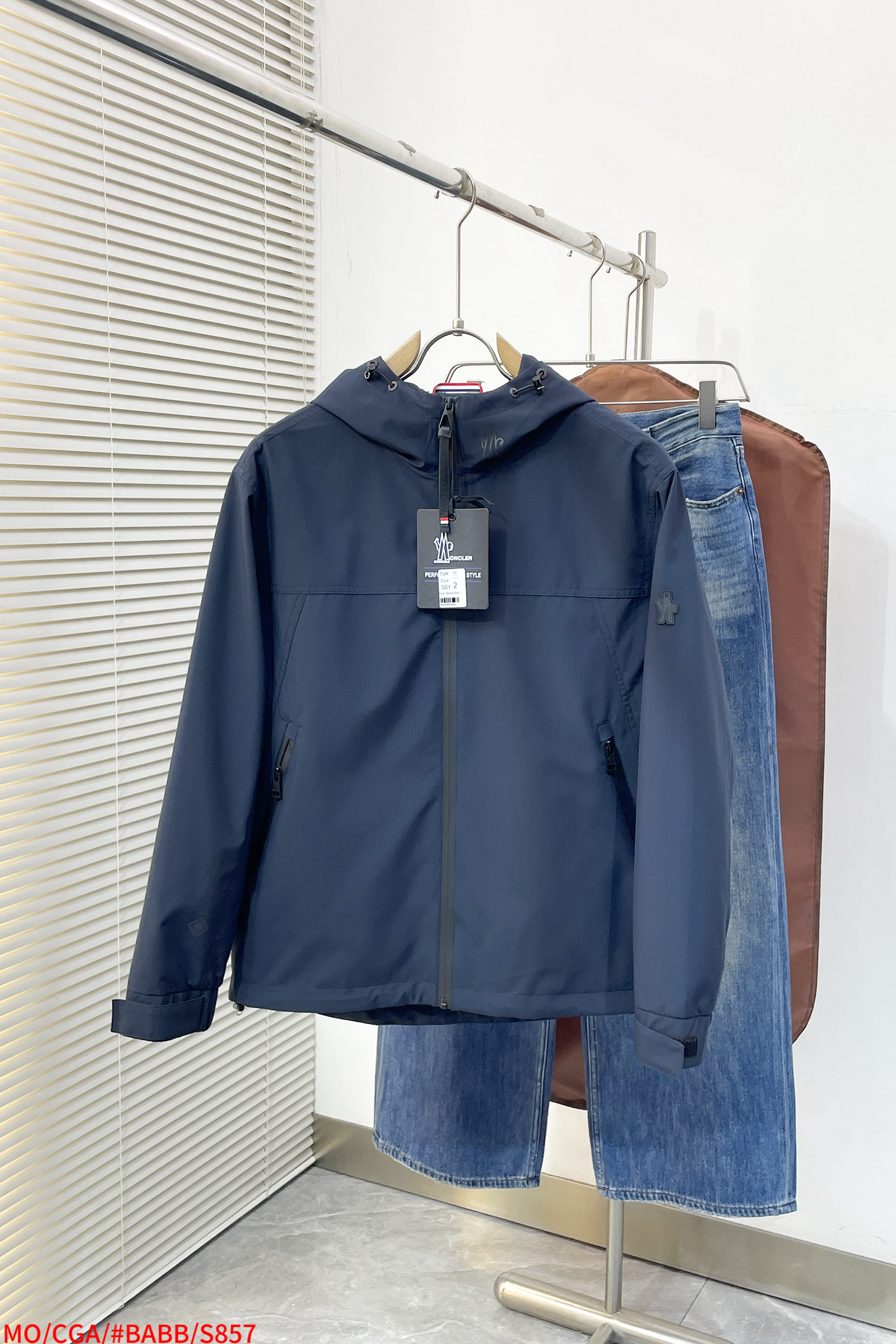 NO:729681,Replacement after the new year is S857 MONCLER, the new 2019 early spring hooded casual jacket, perfect for both business and leisure!  The fabric is made of polyester fiber windproof and waterproof fabric, with a polyester fiber lining inside. The left-hand brand highlights the brand luxury, exquisite craftsmanship, waterproof and breathable, soft and delicate. It is stylish, custom-made hardware, special mold opening of the slider, very neat workmanship, and a series of small details. Trademarks and hangtags are all available. A must-have item for high-end people in the trading company. The original hardware and accessories are complete with three labels, so you can come in and out at will. Buy with confidence. Color black  Blue, sizes 1-2-3-4-5, complete with three sizes, jackets & coats, hats,19860909年后退换 S857 MONCLER 年早春新款同款连帽休闲夹克,商务休闲两不误！面料采用聚酯纤维防风防水面料,内里聚酯纤维内衬,左手品牌彰显品牌奢华,工艺精湛考究,防水透气,柔软细腻.且有型,定做五金,拉头特殊开模定制,做工方面走线,非常工整,套结一系列小细节工艺的应用, 商标 吊牌,一应具全,贸易公司完美货品高端人士必备单品,原厂五金辅料三标齐全,随意出入,放心购买. 颜色黑色 蓝色 尺码1-2-3-4-5 三标齐全,,jackets & coats,hats,,Men's clothing