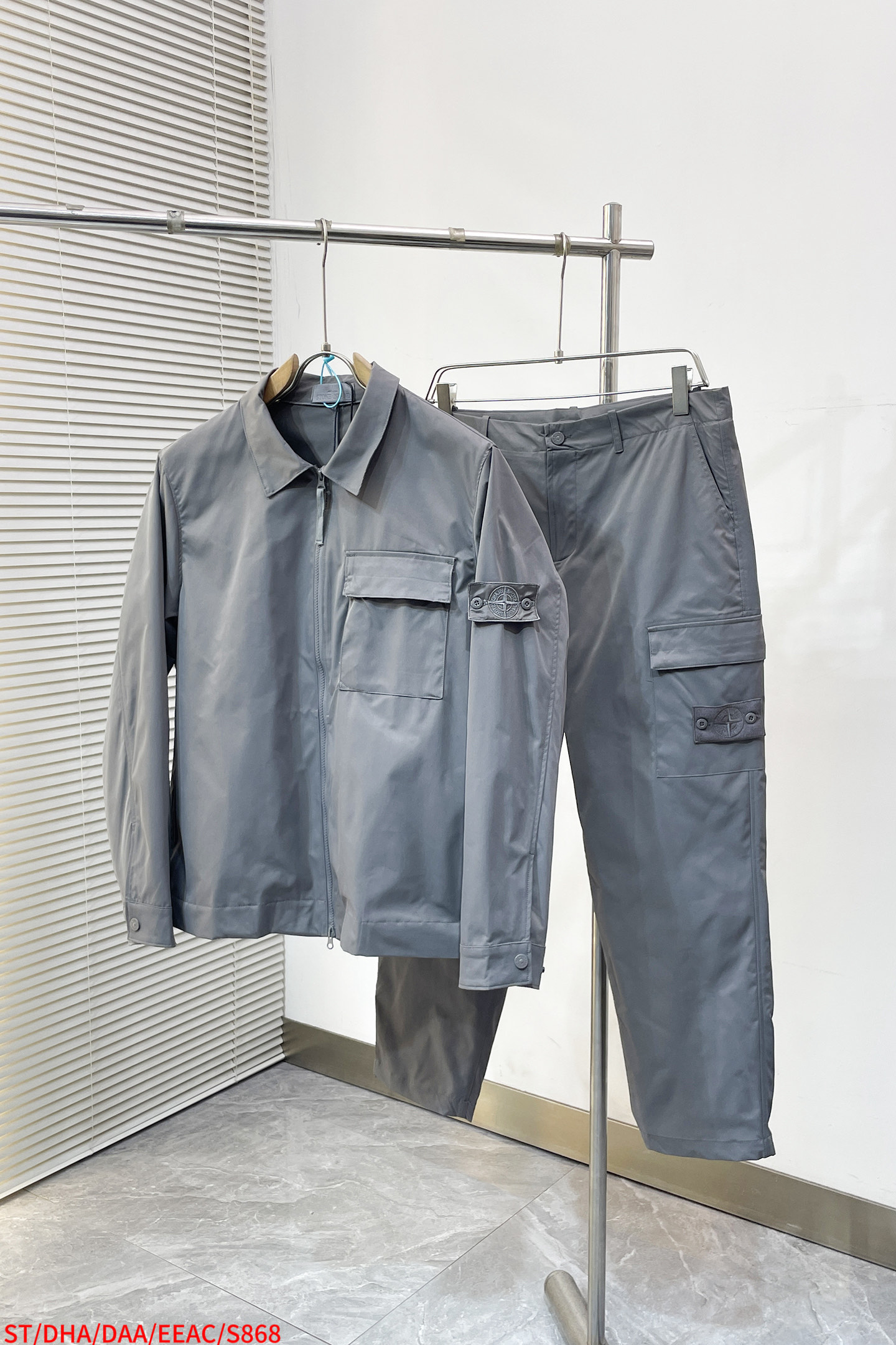 NO:729697,Replacement tops and pants after the new year S STONE ISLAND 2026ss spring and summer new style business casual, new products are released simultaneously, business and leisure can be combined!  The triangle mark highlights the brand's luxury, exquisite craftsmanship, softness, delicateness and style. Two colors. Size M/30 L/32 XL/34 XXL/36. Three marks are complete and can be sold separately.19860909年后退换 上衣 裤子 S STONE ISLAND 石头岛 2026ss春夏新款商务休闲,同步新品发售,商务休闲两不误！三角标彰显品牌奢华,工艺精湛考究,柔软细腻且有型 颜色两色 尺码M/30 L/32 XL/34 XXL/36 三标齐全 可拆卖,,,Men's clothing