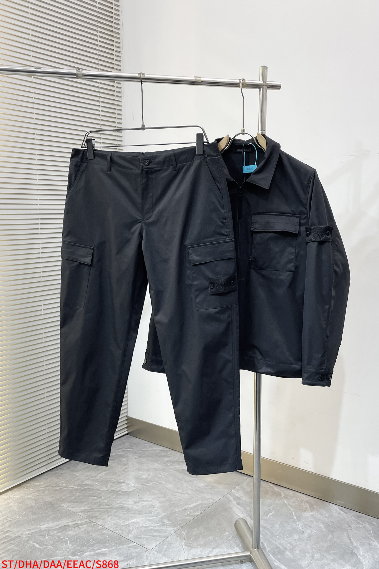 NO:729689,Replacement tops and pants after the new year S STONE ISLAND 2026ss spring and summer new style business casual, new products are released simultaneously, business and leisure can be combined!  The triangle logo highlights the brand's luxury, exquisite craftsmanship, softness, delicateness and style. It comes in two colors. Sizes M/30 L/3219860909年后退换 上衣 裤子 S STONE ISLAND 石头岛 2026ss春夏新款商务休闲,同步新品发售,商务休闲两不误！三角标彰显品牌奢华,工艺精湛考究,柔软细腻且有型, 颜色两色 尺码M/30 L/32 XL/34 XXL/36 三标齐全 可拆卖,,,Men's clothing