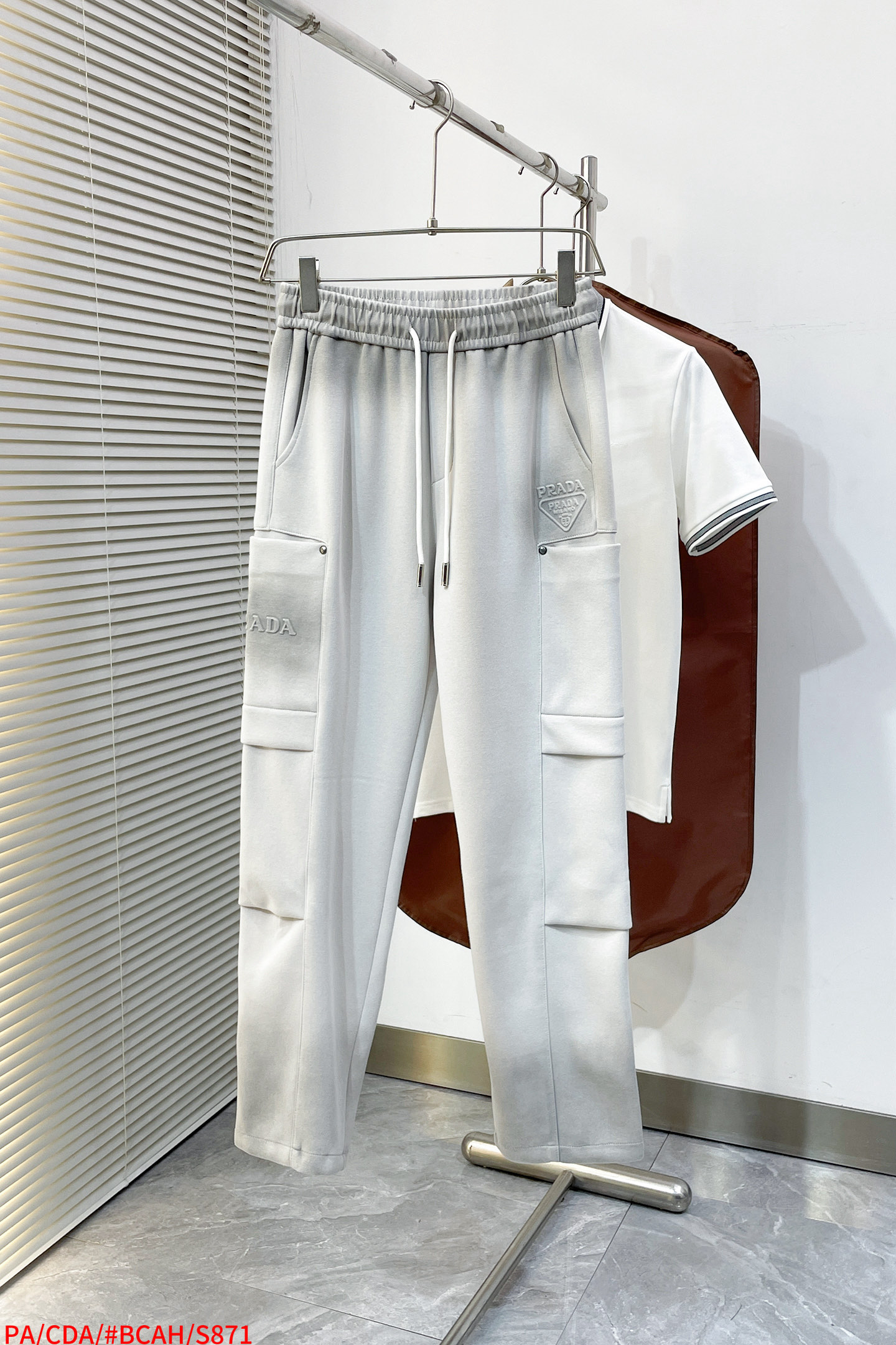 NO:729539,Replacement after the new year S871 Replacement after the new year PA PRADA Prada 2026 spring new casual pants!  On sale simultaneously on the official website. The brand's classic LOGO casual pants, customized fabrics, extremely comfortable, strong touch. Highly recognizable, perfect appearance and craftsmanship. Sizes M-3XL, prada, prada,19860909年后退换S871年后退换 PA PRADA 普拉达2026春季新款休闲裤！官网同步发售.品牌经典LOGO休闲裤 ,定制面料,舒适度极好,手触感强烈.辨识度极高,完美品相工艺. 尺码M-3XL,,prada,prada,,Men's clothing