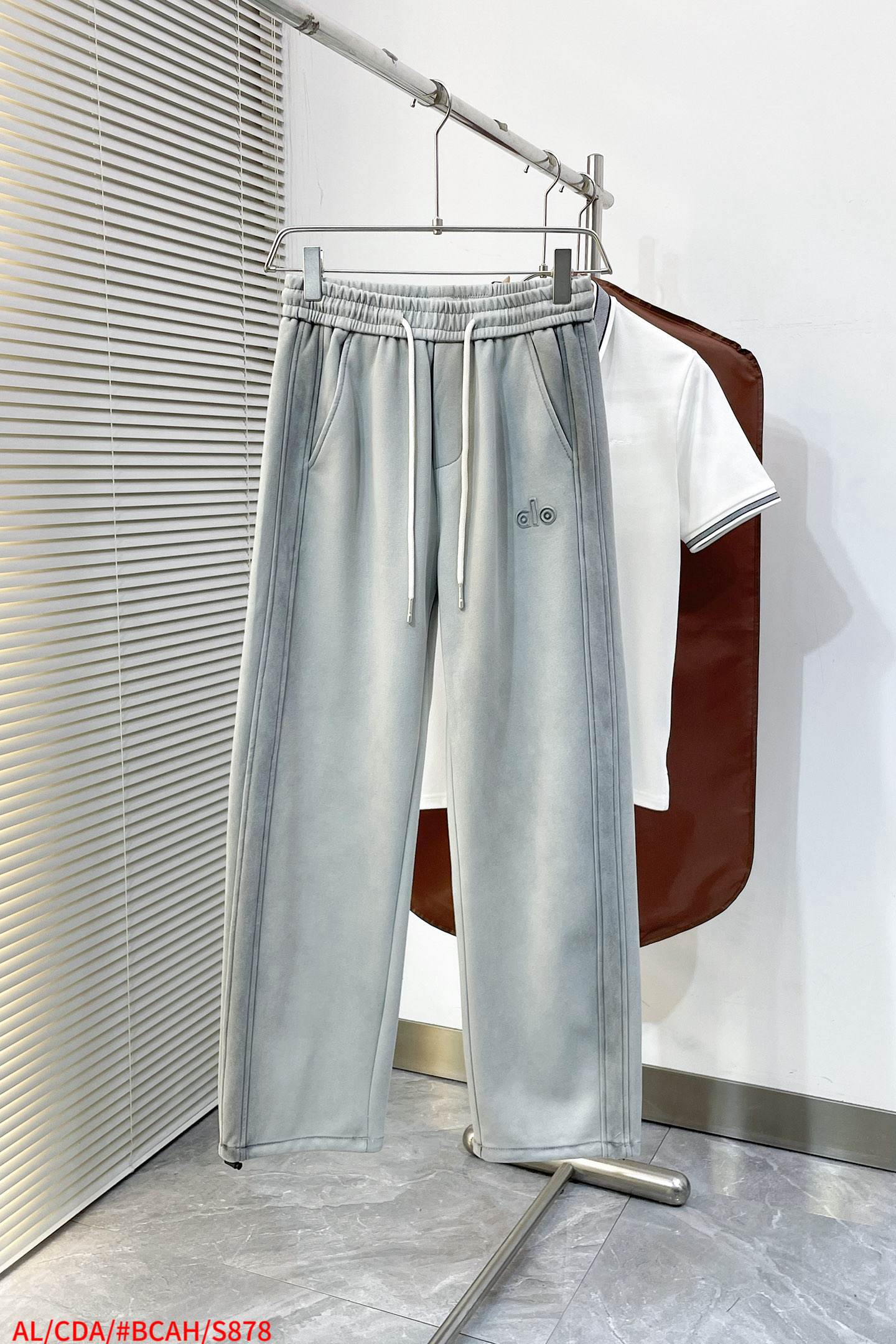 NO:729481,Replace S878 ALO 2025 autumn and winter new casual pants after the new year!  On sale simultaneously on the official website. Brand classic LOGO casual pants, customized fabrics, extremely comfortable, strong touch. Highly recognizable, perfect appearance and craftsmanship. Sizes 30-36,,19860909年后退换S878 ALO 2025秋冬新款休闲裤！官网同步发售.品牌经典LOGO休闲裤 ,定制面料,舒适度极好,手触感强烈.辨识度极高,完美品相工艺. 尺码30-36,,,Men's clothing