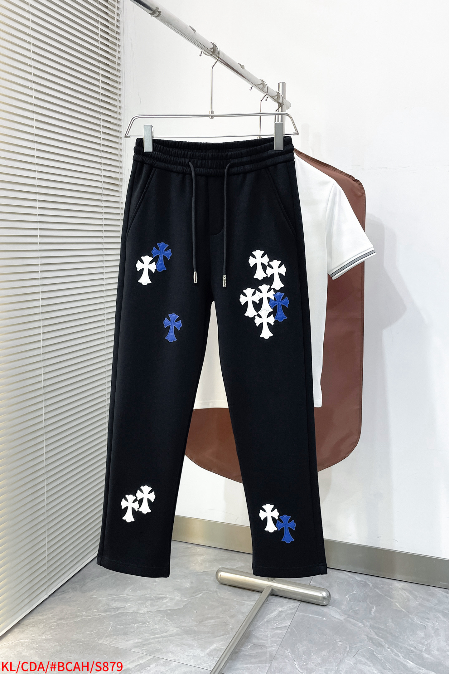 NO:729546,Exchange S879 KL Croxin 2025 autumn and winter new casual pants after the new year!  On sale simultaneously on the official website. Brand classic LOGO casual pants, customized fabrics, extremely comfortable, strong touch. Highly recognizable, perfect appearance and craftsmanship. Sizes M-3XL,, chrome hearts,19860909年后退换S879 KL 克罗心 2025秋冬新款休闲裤！官网同步发售.品牌经典LOGO休闲裤 ,定制面料,舒适度极好,手触感强烈.辨识度极高,完美品相工艺. 尺码M-3XL,,chrome hearts,,Men's clothing