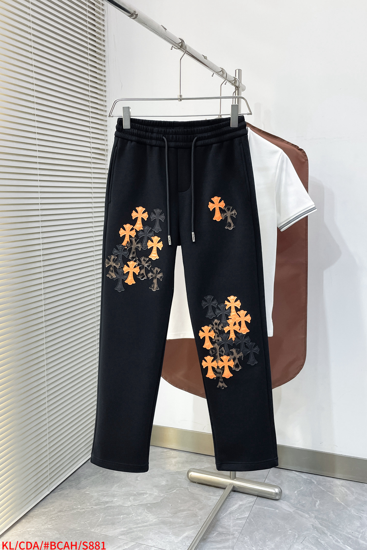 NO:729561,Exchange S881KL Croxin 2025 autumn and winter new casual pants after the new year!  On sale simultaneously on the official website. Brand classic LOGO casual pants, customized fabrics, extremely comfortable, strong touch. Highly recognizable, perfect appearance and craftsmanship. Sizes M-3XL,, chrome hearts,19860909年后退换S881KL 克罗心 2025秋冬新款休闲裤！官网同步发售.品牌经典LOGO休闲裤 ,定制面料,舒适度极好,手触感强烈.辨识度极高,完美品相工艺. 尺码M-3XL,,chrome hearts,,Men's clothing