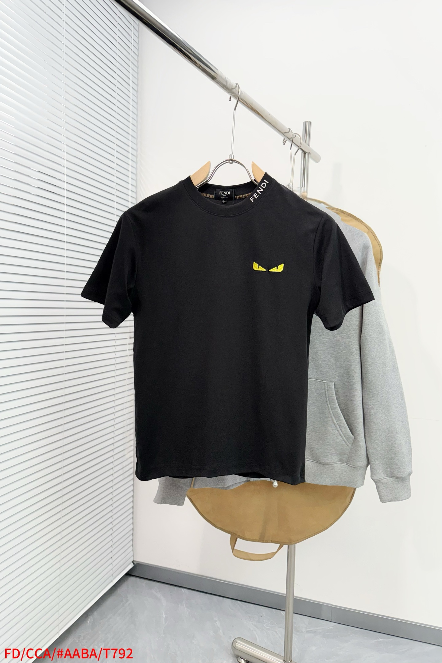 NO:951268,'FD Fendi FENDI' VIP advanced customization!  2026 spring and summer new short-sleeved. This T-shirt is a new product in the summer men's wear series. It is carefully made of imported fabrics with mercerized technology and has a heavy three-dimensional logo, adding a casual style. The size is M-3XL, three standards are complete, fendi, fendi, T-shirt, tees, t-shirt,19860909《 FD 芬迪 FENDI》VIP高级定制！ 2026春夏季新款短袖.这款T恤是夏季男装系列新品,采用丝光工艺进口面料精心制作,重工立体Logo,增添休闲风范.码数 M-3XL 三标齐全,,fendi,fendi,T-shirt,tees，t-shirt,,Men's clothing