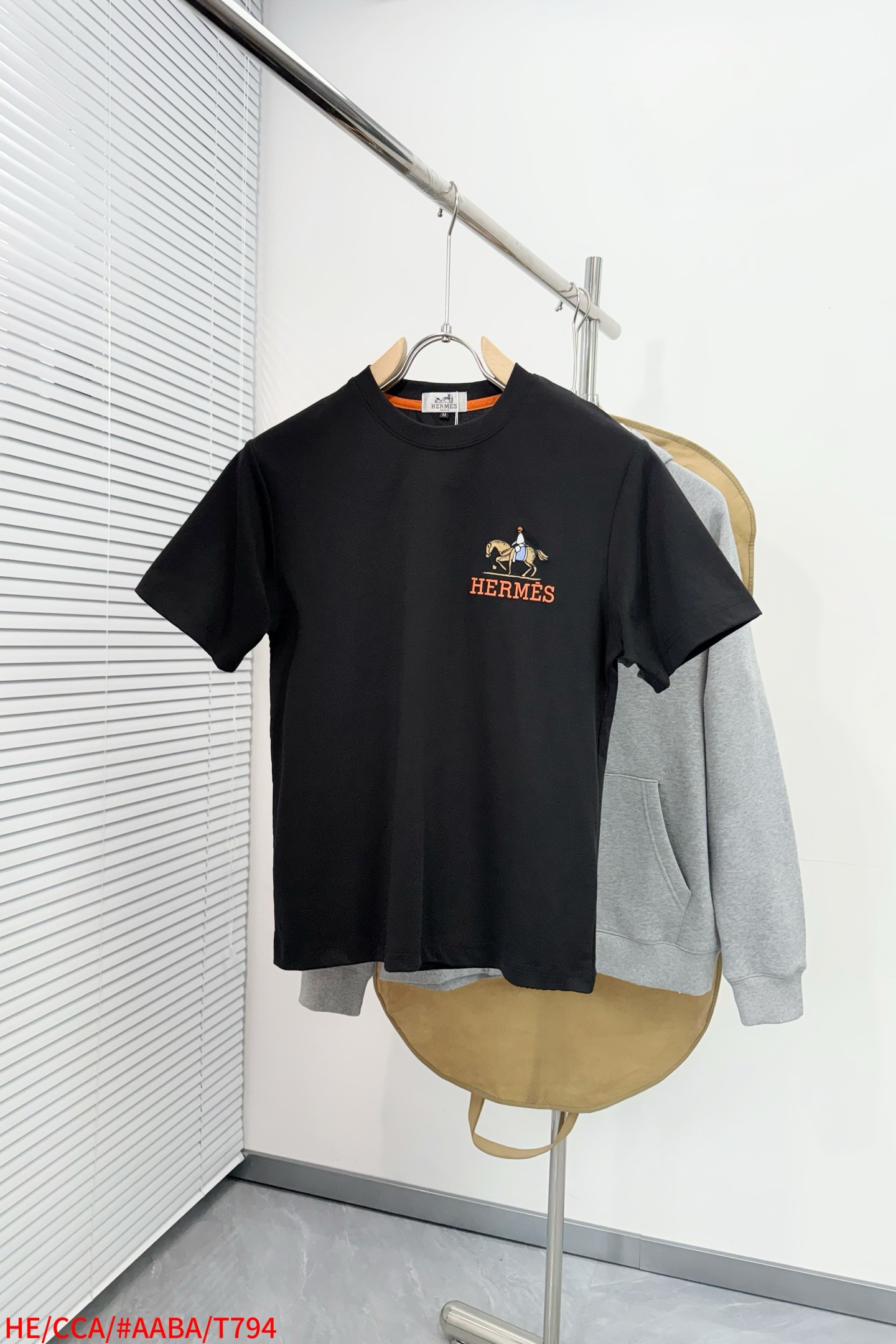 NO:951258,'HERMES' VIP advanced customization!  2026 spring and summer new short-sleeved. This T-shirt is a new product in the summer men's wear series. It is carefully made of imported fabrics with mercerized technology and has a heavy three-dimensional logo to add a casual style. The size is M-3XL and the three standards are complete, hermes, hermes, T-shirt, tees, t-shirt,19860909《爱马仕 HERMES》VIP高级定制！ 2026春夏季新款短袖.这款T恤是夏季男装系列新品,采用丝光工艺进口面料精心制作,重工立体Logo,增添休闲风范.码数 M-3XL 三标齐全,,hermes,hermes,T-shirt,tees，t-shirt,,Men's clothing
