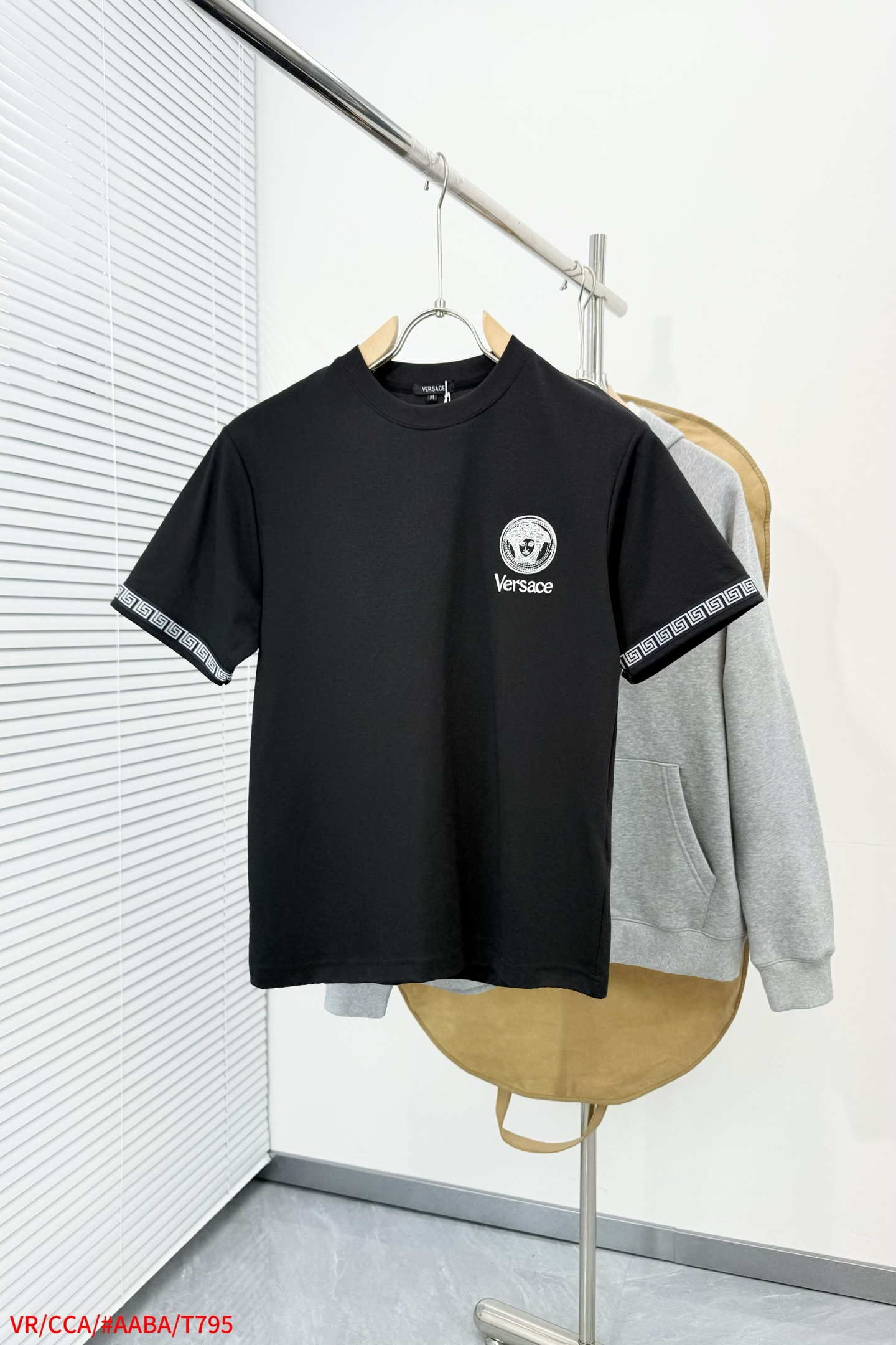 NO:951248,'VR Versace' VIP advanced customization!  2026 spring and summer new short-sleeved. This T-shirt is a new product in the summer men's wear series. It is carefully made of imported fabrics with mercerized technology, and has a heavy three-dimensional logo, adding a casual style. The size is M-3XL, three standards are complete, versace, T-shirt, tees, t-shirt,19860909《 VR 范思哲》VIP高级定制！ 2026春夏季新款短袖.这款T恤是夏季男装系列新品,采用丝光工艺进口面料精心制作,重工立体Logo,增添休闲风范.码数 M-3XL 三标齐全,,versace,T-shirt,tees，t-shirt,,Men's clothing