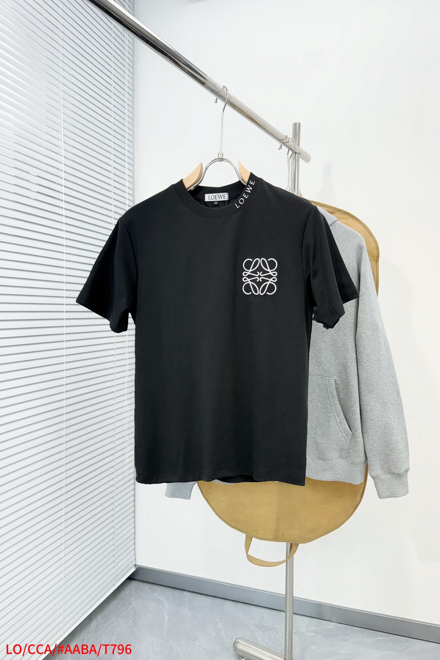 NO:951240,'LOEWE' VIP advanced customization!  2026 spring and summer new short-sleeved style. This T-shirt is a new product in the summer men's wear series. It is carefully made of imported fabrics with mercerized technology and has a heavy three-dimensional logo to add a casual style. The size is M-3XL with three complete standards, loewe, loewe, T-shirt, tees, t-shirt,19860909《罗意威 LOEWE》VIP高级定制！ 2026春夏季新款短袖.这款T恤是夏季男装系列新品,采用丝光工艺进口面料精心制作,重工立体Logo,增添休闲风范.码数 M-3XL 三标齐全,,loewe,loewe,T-shirt,tees，t-shirt,,Men's clothing
