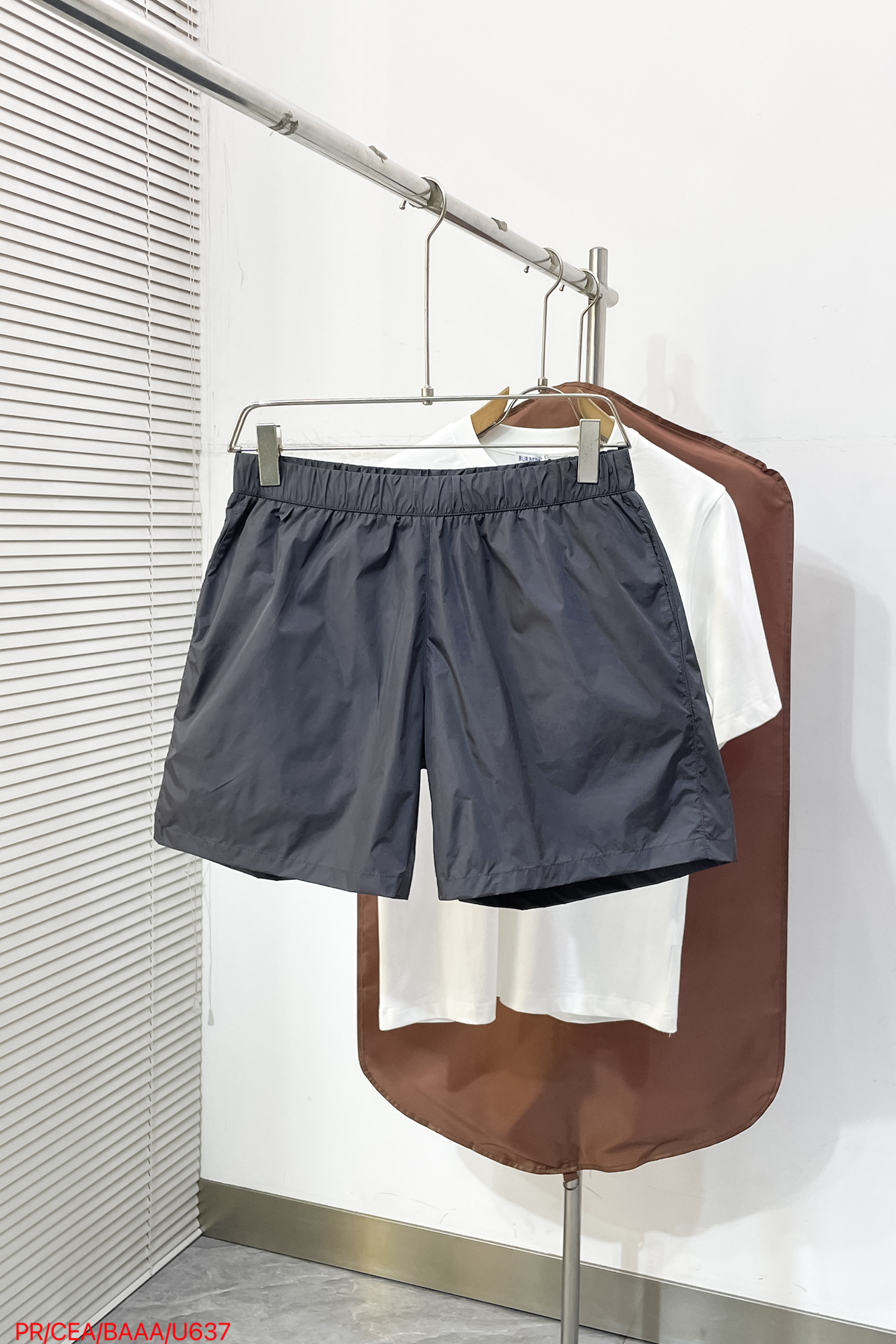 NO:841870,U637 PR Prada Re-Nylon triangle zipper shorts  This men's shorts are made of high-density anti-wrinkle nylon fabric. They are light and smooth to the touch, have excellent breathability and quick-drying performance, and effectively wick away moisture and heat. They are refreshing and not sweaty when worn in summer. The waist is designed with elastic drawstrings, which can be freely adjusted to fit a variety of body shapes and are easy to put on and take off. The trousers have neat and precise routing, the seams are strong and durable, and the details show ingenuity.  Craftsmanship. The back pocket is decorated with colorful webbing and brand triangle logo, which is both beautiful and recognizable. The pocket zipper is smooth, durable and practical. The overall cut is loose and neat, which does not restrict activities. It can bring a comfortable and comfortable wearing experience whether it is daily travel or leisure vacation. The overall routing is straight and delicate, the fabric is comfortable and soft, and the color is consistent without color difference.  Can be matched with the same style to create a fashionable look and suit various occasions. Size: S-XL available in three sizes, next day, prada, shorts,19860909U637 PR Prada Re-Nylon 三角标拉链短裤 本款男士短裤甄选高密抗皱锦纶面料打造,触感轻盈顺滑,具备出色的透气速干性能,有效排湿散热,夏日穿着清爽不闷汗.腰部采用松紧抽绳设计,可自由调节松紧度,适配多种身形,穿脱便捷.裤身走线工整精密,锁边牢固耐穿,细节处彰显匠心工艺.后侧口袋搭配彩色织带与品牌三角标装饰,兼具美观与辨识度,口袋拉链顺滑耐用,实用性强.整体剪裁宽松利落,不束缚活动,无论是日常出行还是休闲度假,都能带来舒适自在的穿着体验.整体走线平直细腻,面料舒适柔软,颜色一致无色差 能与同款搭配营造时尚造型,驾驭各种场合 码数:S-XL三标齐全,隔天,,prada,shorts,,Men's clothing