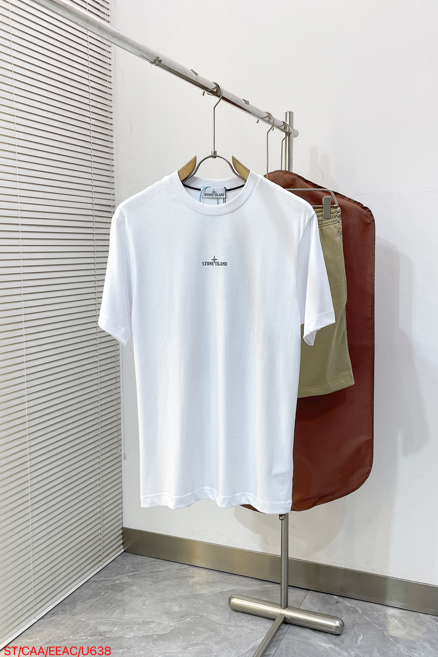 NO:841869,U638 STONE ISLAND Stone Island black and white photography printed short-sleeved T-shirt  It is made of high-count combed double-ply cotton fabric, which has been treated with a special pre-shrunk washing process. It feels soft and skin-friendly, breathable and dry to wear, and is not easy to wrinkle and deform. It still maintains a smooth and crisp texture after multiple washings; the classic round neck type uses high-density thread hemming technology  , the neckline is not easy to loose and deform after long-term wear, fits the neck line, is simple and elegant, and is not picky about the style; the brand logo printing on the front of the body uses imported environmentally friendly glue printing technology, the color is firm and delicate, not easy to fall off and crack, and is matched with low-key black brand words  The compass logo breaks the monotony of the basic model and highlights the brand recognition; the back uses a large black and white industrial-style photographic print design to restore the retro factory scene, with the brand's exclusive logo and text details, full of street trend atmosphere, with both design sense and artistic narrative; the cuffs and hem adopt double-line precision seaming technology, the workmanship is solid and flat, comfortable to wear and does not rub the skin, and the details show high-end quality; the whole is based on pure white, with black and white tone printing, the style is simple and full of trendy attitude.  Available in three sizes: M-2XL, T-shirt, tees, t-shirt,19860909U638 STONE ISLAND石头岛黑白摄影印花短袖T恤 采用高支精梳双股棉面料,经过特殊预缩水洗工艺处理,触感软糯亲肤,穿着透气干爽,不易起皱变形,多次洗涤依旧保持平整挺括的质感；经典圆领领型采用高密度螺纹包边工艺,领口久穿不易松垮变形,贴合颈部线条,简约大气不挑穿搭风格；衣身正面的品牌标识印花,采用进口环保胶浆印花工艺,色彩牢固细腻,不易脱落开裂,低调的黑色品牌字样搭配罗盘标识,打破基础款的单调感,凸显品牌辨识度；背面采用大幅黑白工业风摄影印花设计,还原复古工厂场景,搭配品牌专属标识与文字细节,充满街头潮流氛围,兼具设计感与艺术叙事性；袖口与下摆采用双线精密锁边工艺,做工扎实平整,穿着舒适不磨皮肤,细节处尽显高端品质；整体以纯净白色为基底,搭配黑白色调印花,风格简约又充满潮流态度. 尺码M-2XL三标齐全,,T-shirt,tees，t-shirt,,Men's clothing