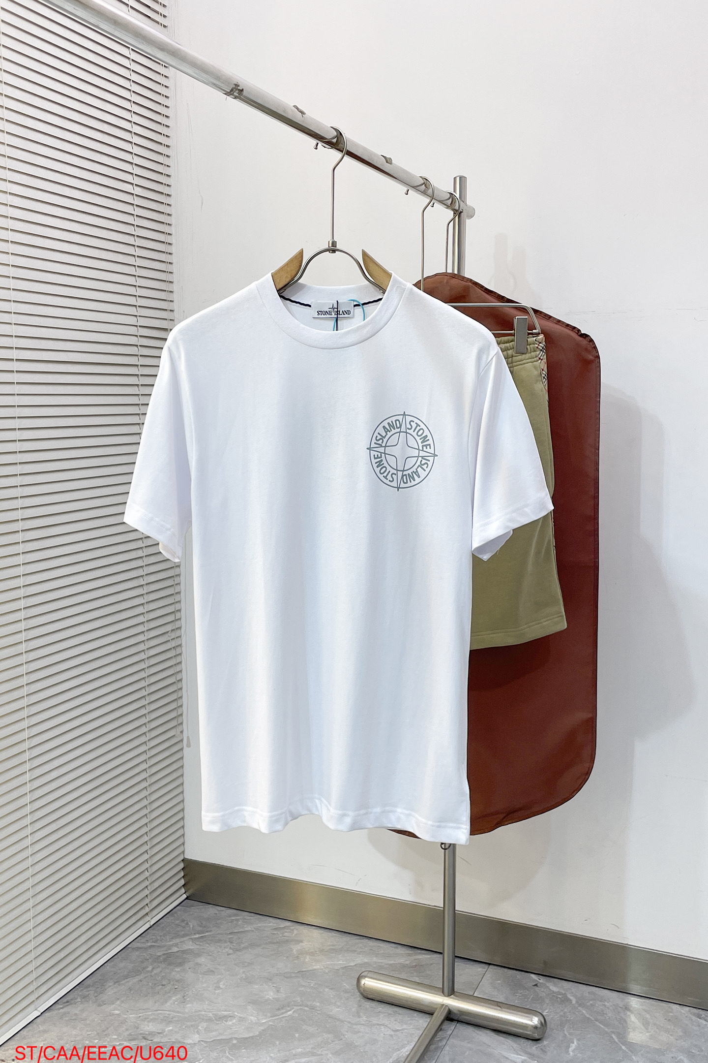 NO:841879,U640 ST Stone lsland classic compass printed short-sleeved T-shirt - Made of 260 grams of combed cotton double yarn, soft and comfortable to the touch, sweat-absorbent and breathable. - Simple and basic, versatile style, original quality, the first choice for couples. - Made by a large factory with four needles and five threads on the shoulders, neatly routed and high-quality workmanship. - Same style for men and women, very versatile, one for each hand, details are clearly visible. Color: black and white white Size: M L XL  XXL three standard complete, T-shirt, tees, t-shirt,19860909U640 ST Stone lsland石头岛经典大罗盘印花短袖T恤 -采用260克精梳棉双纱 手感柔软舒适 吸汗透气. -简单基础百搭款 原单品质 情侣款穿搭首选. -大厂做肩部四针五线 走线整齐 做工优质. -男女同款 非常百搭 人手一件 细节清晰可见. 颜色: 黑白 白色 尺码:M L XL XXL三标齐全,,T-shirt,tees，t-shirt,,Men's clothing