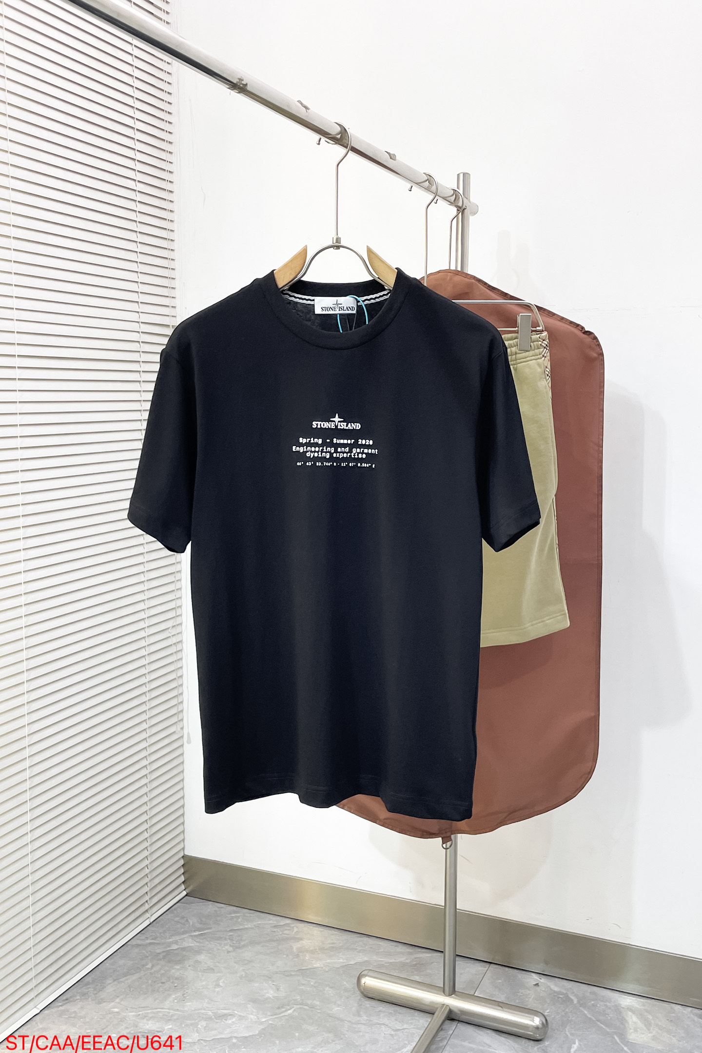 NO:841885,U641 ST new spring and summer heavy 400g short-sleeved Stone Island burst pattern compass printed short-sleeved T-shirt. The fabric is made of high-definition super heavyweight cotton double yarn compact Xinjiang cotton. It weighs 400 grams. Paired with 2*2 Salona ribs. 420g. Fashionable and personalized. Super versatile. Loose version. Casual and comfortable. Suitable for various occasions. Versatile style. Customized hardware. Thread. Accessories. Matching.  Same style for men and women -Color: white black -Size: M-2XL complete with three labels, T-shirt, tees, t-shirt,19860909U641 ST 春夏新款 重磅400g短袖 Stone Island 石头岛 爆裂纹罗盘印花短袖T恤 面料采用高定超重磅全棉双纱紧密新疆棉 克重400克 搭配2*2索罗娜罗纹 420g 时尚又个性 超级百搭的一款 宽松版型 休闲自在 适合各种 场合穿着 百搭款 定制五金 螺纹 辅料 对版对位 男女同款 -Color: 白色 黑色 -Size: M-2XL三标齐全,,T-shirt,tees，t-shirt,,Men's clothing