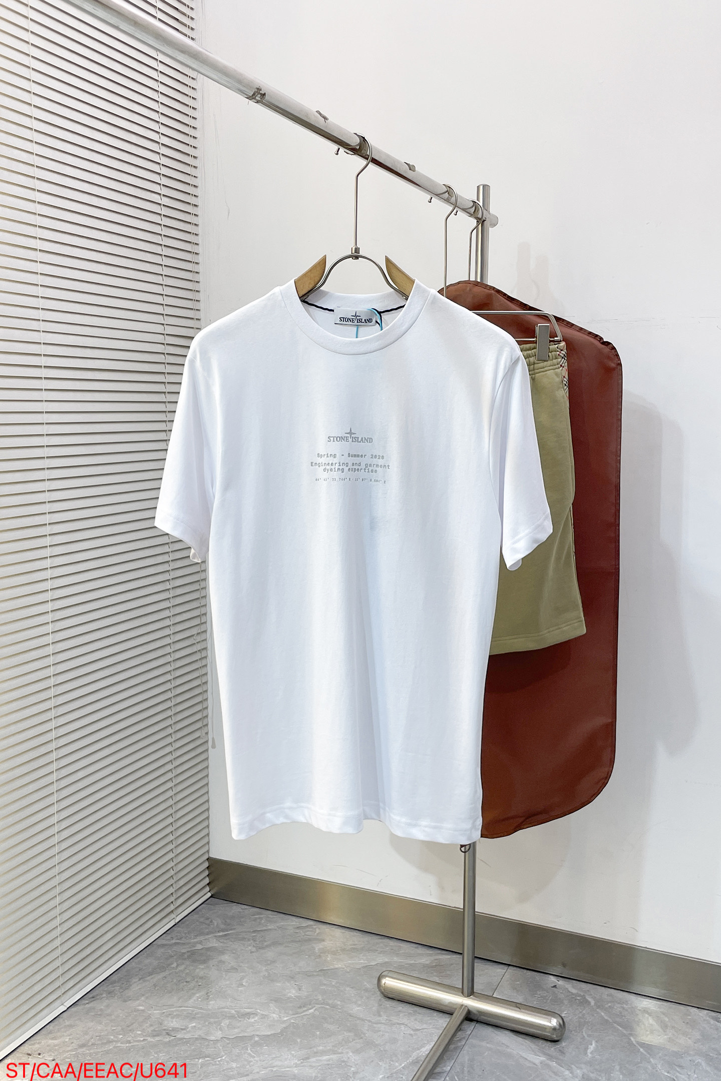 NO:841891,U641 ST spring and summer new style heavy 400g short-sleeved Stone Island burst compass printed short-sleeved T-shirt. The fabric is made of high-definition ultra-heavy cotton double yarn compact Xinjiang cotton. Weight 400 grams. Paired with 2*2 Salona rib 420g. Fashionable and personalized. Super versatile. Loose version. Casual and comfortable. Suitable for various occasions. Versatile style. Customized hardware. Thread. Accessories. Matching. Same style for men and women.  -Color: white black -Size: M-2XL complete with three labels, T-shirt, tees, t-shirt,19860909U641 ST春夏新款 重磅400g短袖 Stone Island 石头岛 爆裂纹罗盘印花短袖T恤 面料采用高定超重磅全棉双纱紧密新疆棉 克重400克 搭配2*2索罗娜罗纹 420g 时尚又个性 超级百搭的一款 宽松版型 休闲自在 适合各种 场合穿着 百搭款 定制五金 螺纹 辅料 对版对位 男女同款 -Color: 白色 黑色 -Size: M-2XL三标齐全,,T-shirt,tees，t-shirt,,Men's clothing