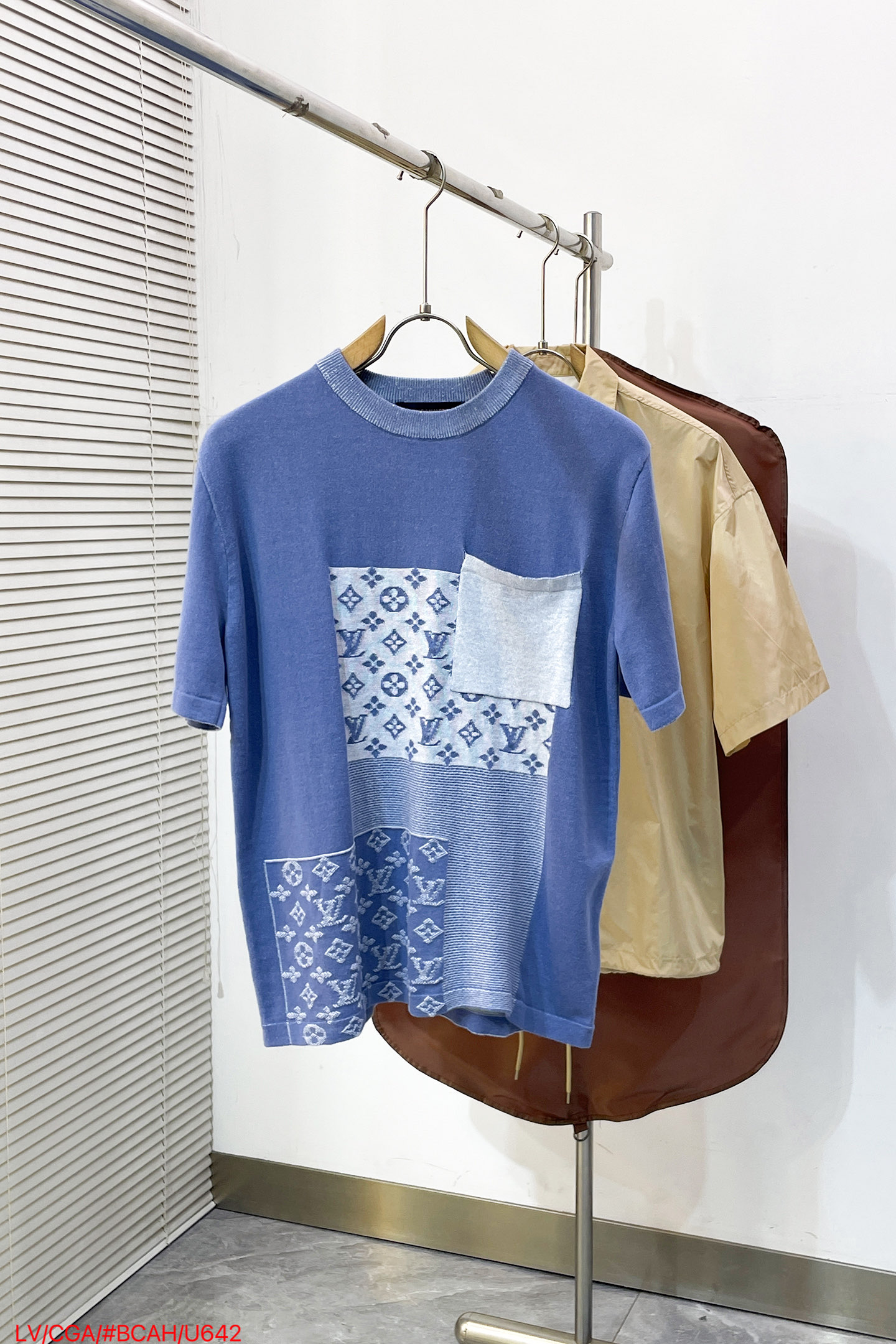 NO:841865,U642 LV 26ss new Monogram jacquard splicing knitted short-sleeved T-shirt. This T-shirt adopts an asymmetric splicing design, splicing together light gray and different shades of blue knitted fabrics. Two areas are woven with the classic Monogram presbyopia pattern. It is different from ordinary cotton T-shirts. It is made with knitting technology. The fabric has a delicate texture, better breathability and drape, and is suitable for spring and summer wear.  Size: S-XL complete with three standards, louis vuitton, T-shirt, tees, t-shirt,19860909U642 LV 26ss新款Monogram提花拼接针织短袖T恤,这件T恤采用不对称拼接设计,将浅灰、不同深浅的蓝色针织面料拼接在一起,其中两块区域织入了经典的Monogram老花图案,区别于普通棉质T恤,它采用针织工艺制作,面料带有细腻的肌理感,透气性和垂坠感都更好,适合春夏穿着 码数:S-XL三标齐全,,louis vuitton,T-shirt,tees，t-shirt,,Men's clothing