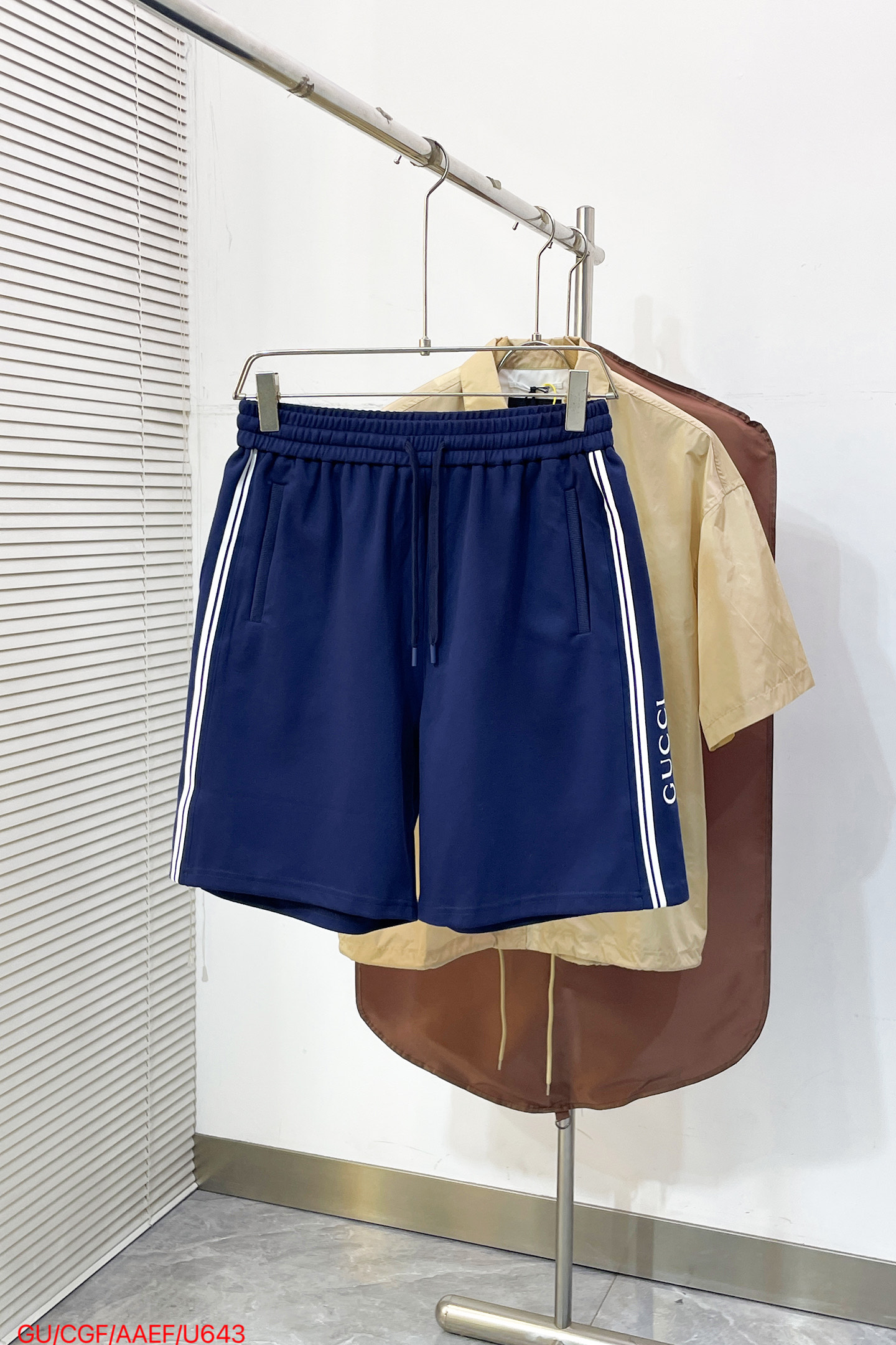 NO:841916,U643 GUCCI 26SS shorts are the first to be released online. The fabric is made of Gucci's official plain knitted fabric, with ultra-thick striped printing on both sides of the trouser legs (it's a bit difficult, I tried almost 5.6 versions of the test printing, and the final effect is absolutely the same!). The elastic waistband and drawstring are hand-stitched, two side pockets, back patch pockets, the original version, and the three sizes of S M L are complete,,gucci,shorts,19860909U643 GUCCI 26SS短裤全网首发  面料采用Gucci御用的平纹针织布,裤腿两侧点缀超厚的条纹印花(有点难度,试印花差不多试了5.6个版,最终效果绝对一模一样！） 弹力腰头带抽绳手工缝合,两个侧袋,后贴袋,原版版型, 尺码 S M L三标齐全,,gucci,shorts,,Men's clothing