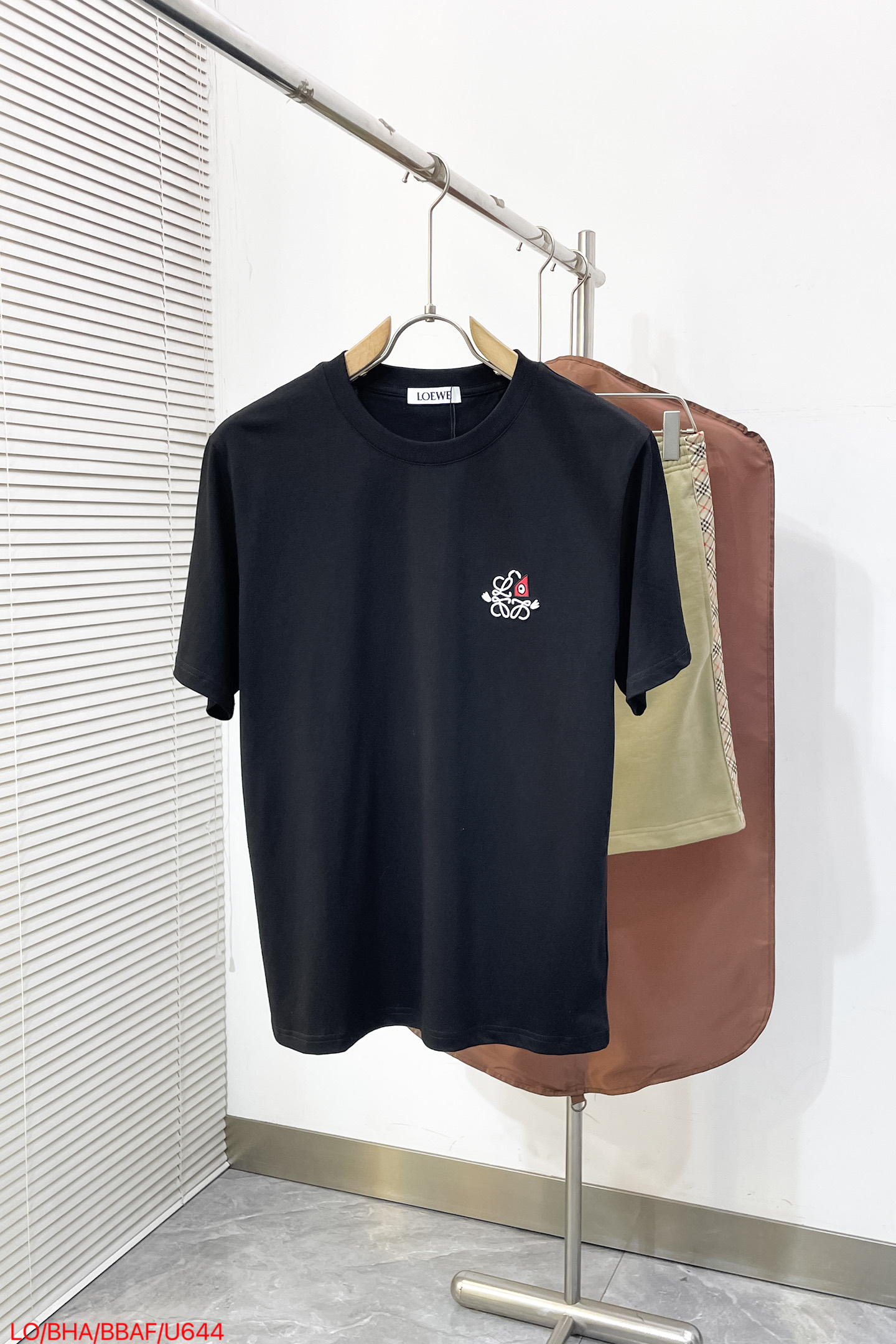NO:841864,U644 LOEWE 26 spring and summer new T-shirt  Gucci's short sleeves are made of double-sided liquid ammonia cotton fabric. After treatment, the fiber is smoother, softer and more delicate to the touch, and there is no friction and discomfort when worn next to the body. It is significantly more wrinkle-resistant than ordinary cotton and is less prone to wrinkles in daily wear. It retains the natural breathable properties of cotton and absorbs moisture quickly. It is not stuffy and sweaty when worn in summer, and is highly refreshing. Durable.  It is washable and has a more stable structure. It is not easy to shrink or deform after multiple washings, and the color is not easy to fade. The BERLUTI brand letters are printed on the chest to add embellishment. Black looks slim and versatile, while white looks clean and tidy. It can modify the body and easily have a good figure. And it is very comfortable!  Whether it is daily wear or various occasions, you can easily hold it. Available in sizes S-2XL, gucci, loewe, loewe, T-shirt, tees, t-shirt,19860909U644 LOEWE 罗意威26春夏新款T恤 古驰这款短袖采用了双面液氨棉面料,处理后纤维更顺滑,手感软糯细腻,贴身穿无摩擦不适感,比普通棉抗皱度提升明显,日常穿着不易起褶,保留棉的天然透气属性,吸湿排汗快,夏季穿不闷汗、清爽度高.耐穿耐洗,结构更稳定,多次洗涤后不易缩水、变形,颜色也更不易褪色.胸前印上BERLUTI品牌字母印花增加点缀特色.黑色显瘦又百搭,白色则显得干净利落.修饰身材,轻松拥有好身材.而且它的舒适度很高！无论是日常穿搭还是各种场合,都能轻松hold住. 码数S-2XL三标齐全,,gucci,loewe,loewe,T-shirt,tees，t-shirt,,Men's clothing