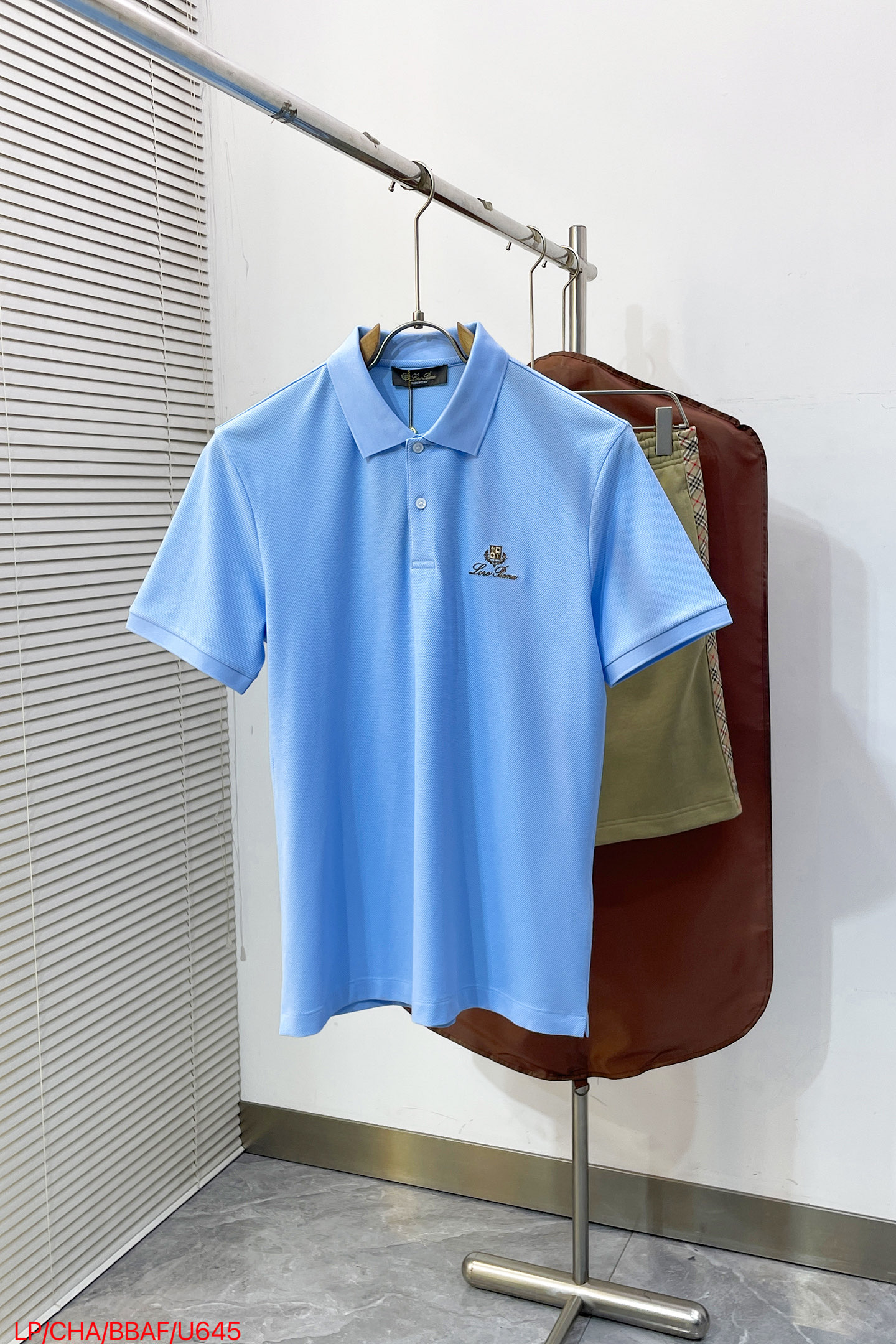 NO:841861,U645 LP Loro Piana26 spring and summer new products  This basic model of LP adheres to the brand's low-key and simple concept. This fabric uses a three-dimensional concave and convex pineapple pattern texture of selected customized fabrics. It is visually rich and has a grainy feel. The gap structure formed by jacquard weaving improves the breathability of the fabric. It is different from ordinary plain fabrics and has a fashionable design.  The solid color model can also highlight the texture, and is treated with shaping technology, making it more sophisticated when worn. The classic brand logo is embroidered on the front of the chest, the slit at the hem is simple yet design-free, and the high-density ribbed neckline is washable and prevents loosening. There is nothing picky about it. It is the kind of style that you can wear every day without being deliberate!  Size M-3XL complete with three standards, loro piana, loro piana,19860909U645 LP Loro Piana26春夏新品  LP家这款基础款秉承品牌低调简约的理念,这款面料采用了精选定制面料立体的凹凸菠萝纹肌理,视觉上层次丰富,触感有颗粒感,提花编织形成的缝隙结构提升了面料透气性,区别于普通平纹面料,自带时尚设计感,做纯色款也能凸显质感,采取定型工艺处理,穿着更显精神干练.胸口前上绣有精美品牌经典字母logo,下摆开衩简约又不失设计,高密度罗纹领口,耐洗防松懈.没有任何挑剔的地方.是那种不用刻意,任然每天穿的式！ 码数M-3XL三标齐全,,loro piana,loro piana,,Men's clothing