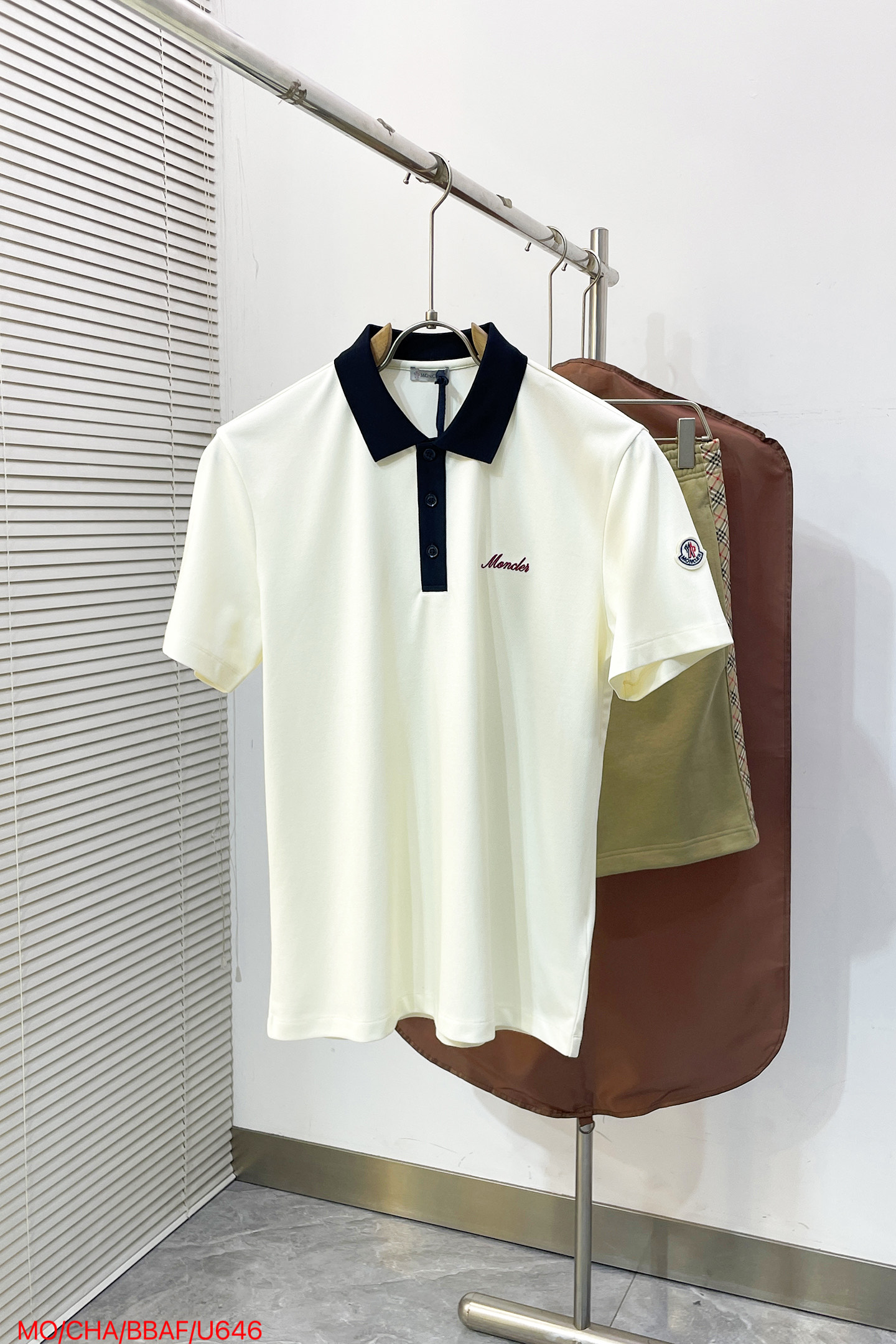 NO:841856,U646 MONCLER 2026 Spring and Summer Shirt MONER This short-sleeved fabric uses a special mid-bead fabric with a honeycomb porous structure on the surface, which can quickly wick away sweat and dissipate heat. It is not sweaty when worn in summer. It has a stiffness, is not easy to collapse and deform, and has excellent wrinkle resistance. It does not require frequent ironing for daily wear. There is no sense of restraint during activities. The special texture shows a delicate sense of layering under the light and shadow.  The sleeves of this T-shirt are sewn with the brand's imported classic wool label, highlighting its simple and low-key charm. The exquisite brand letter logo embroidery on the chest, coupled with a high-density ribbed contrasting threaded collar, adds a sense of color impact to the design. It is washable and prevents loosening. It is definitely your best choice for summer wear. The sizes are M-3XL and three labels are available, T-shirt, tees, t-shirt,19860909U646 MONCLER 2026春夏衫 MONER这款短袖面料采用特殊中珠面料表面呈蜂巢状疏孔结构,能快速排汗、散发热量,夏季穿着不闷汗,自带挺括度,不易软塌变形,抗皱性优异,日常穿着无需频繁熨烫,活动时无束缚感,特殊纹理光影下呈现细腻的层次感. 这款T恤袖子缝制品牌进口经典羊毛标,彰显简约低调的魅力.胸前精致的品牌字母logo刺绣,加上高密度罗纹撞色螺纹领子,增加颜色冲击的设计感,耐洗防松懈,绝对是你夏日穿搭的不二之选. 码数M-3XL三标齐全,,T-shirt,tees，t-shirt,,Men's clothing