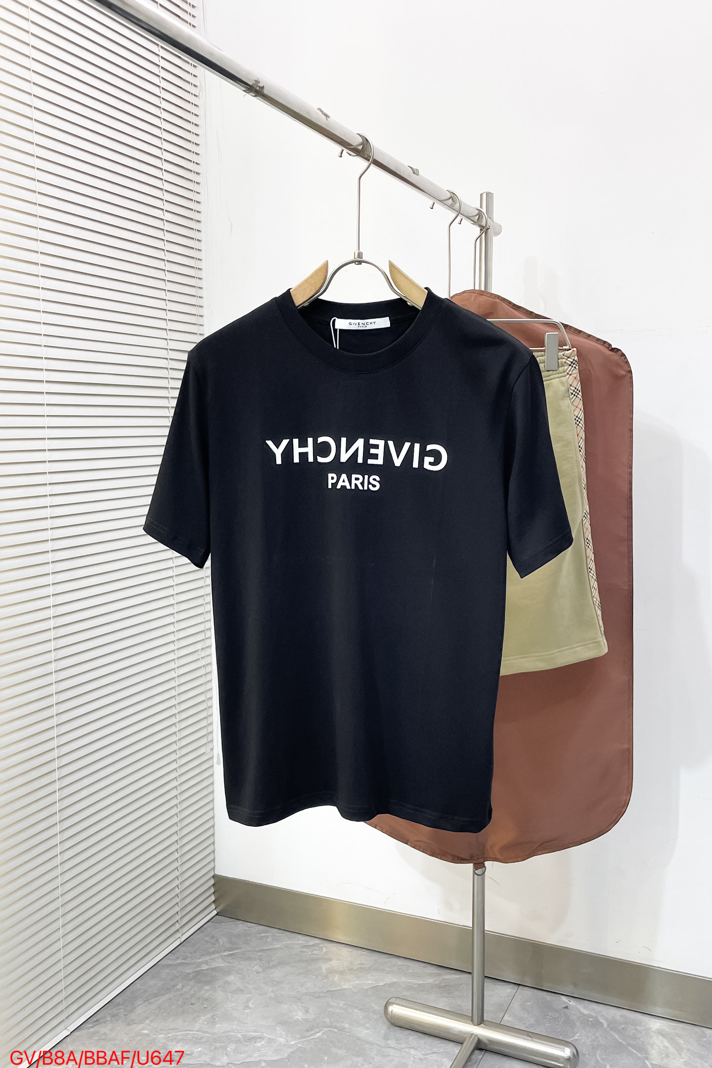 NO:841852,U647 GV Givenchy 2026SS latest casual round neck short-sleeved T-shirt # is made of finely woven blended fabrics with imported cotton components supplied by customers. It feels soft and elastic, and it will not deform no matter how you wash it or wear it!  The ribbing process on the collar makes it not easy to deform and long-wearing. The classic straight version can fit the body shape of the people to a greater extent. The upper body effect is excellent, and it can exude its own proud aura from the inside out. The basic and conventional straight round neck version tailoring, the upper body is fit and slim without being bloated, and the upper body effect is excellent. This new T-shirt is specially created for summer!  Size S-2XL complete with three standards, givenchy, T-shirt, tees, t-shirt,19860909U647 GV 纪梵希 2026SS最新休闲圆领短袖T恤衫#选用客供进口棉成分精织混纺而成的面料,手感柔软富有弹力,怎么洗怎么穿都不变形！领部罗纹工艺打造不易变形久穿耐磨.经典的直筒版型打造,能更大程度的契合人群的体型,上身效果极佳,能自内而外的散发出独属自己的傲人气场.基础常规的直筒圆领版型剪裁,上身合体修身不显臃肿,上身效果极佳,专为夏季打造的新品T恤！ 码数S-2XL三标齐全,,givenchy,T-shirt,tees，t-shirt,,Men's clothing