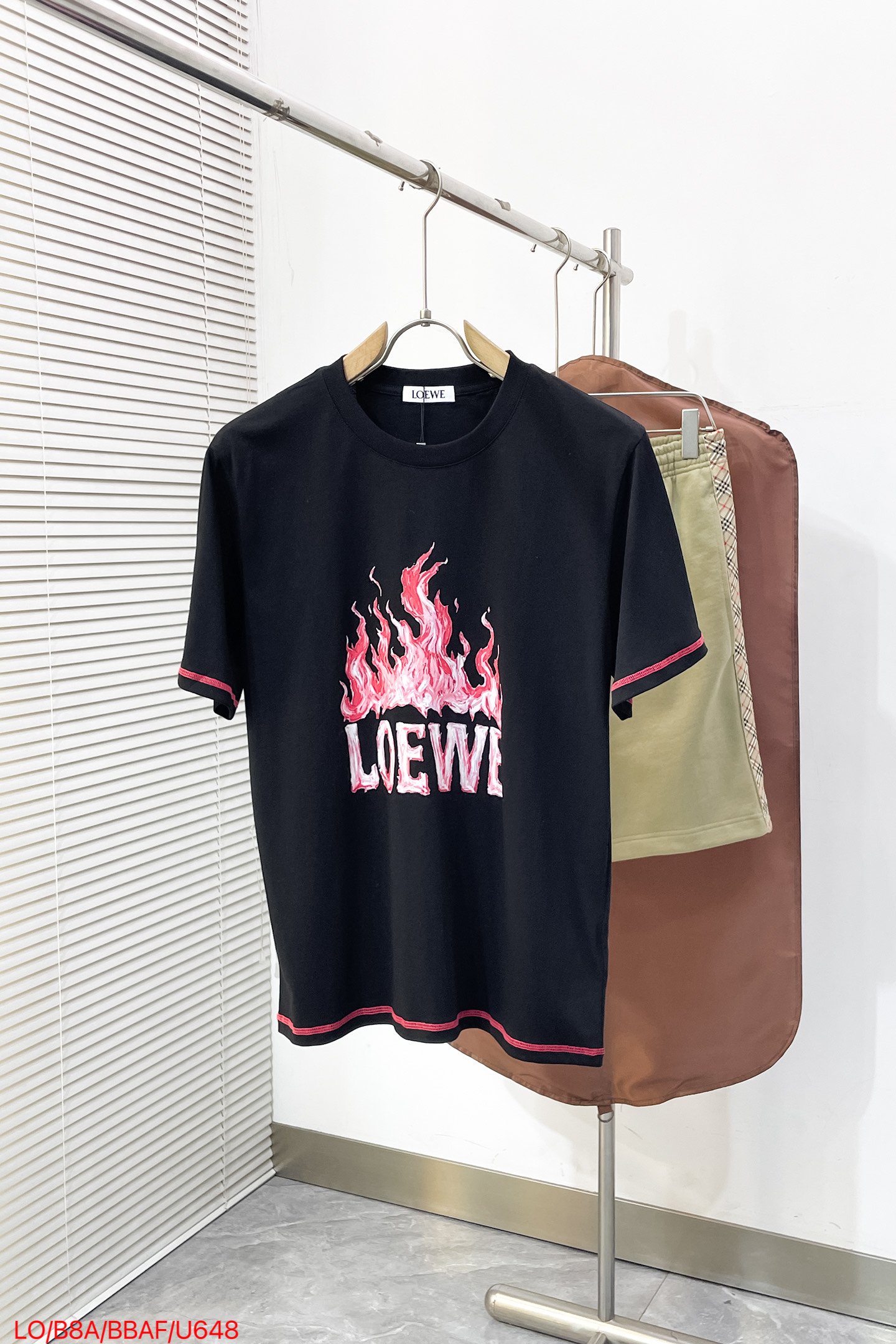NO:841848,U648 LOEWE 2026ss spring and summer new model debuts the latest short-sleeved round neck T-shirt, high-end customization, avant-garde and fashionable design!  The brand logo is designed with heavy craftsmanship. High-end customized pure cotton fabric. Soft to the touch. Comfortable to wear. Exquisite stitching. Fine workmanship. The upper body effect is incomparably handsome!  A must-have item for a stylish man!  Color Black White Size S-2XL Three Standards Complete, loewe, T-shirt, tees, t-shirt,19860909U648 LOEWE 2026ss 春夏新款首发最新款短袖圆领T恤 高端订制 设计前卫时尚！品牌logo重工艺设计 高端定制纯棉面料.手感柔软.穿着舒适.级别精致车线.做工精细.上身效果无敌帅气！型男必备单品！ 颜色黑色 白色 码数S-2XL三标齐全,,loewe,T-shirt,tees，t-shirt,,Men's clothing