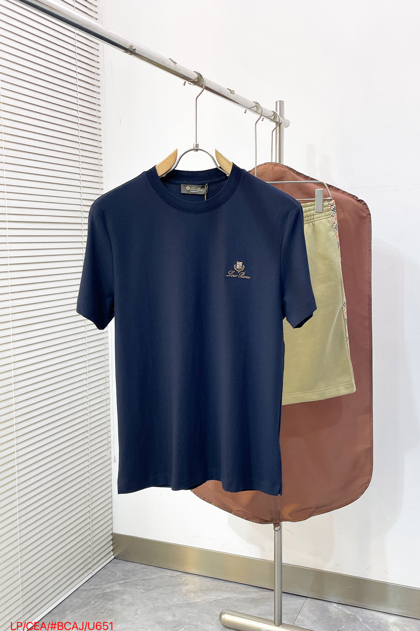 NO:841841,U651 Early spring LP high-end customization 2026 early spring exclusive new original men's casual short-sleeved T-shirt High-end customization High-end version Fashionable and versatile imported long-staple cotton fabric Super soft and delicate to the touch Skin-friendly and comfortable to wear High-end boutique The upper body made by the factory is very good Men's essential items Complete with three standards Code number 48-56, loro piana, T-shirt, tees, t-shirt,19860909U651 早春LP 高端定制 2026早春独家专供新款原单男士休闲短袖T恤 高端定制 高端版本 时尚百搭爆款进口长绒棉面料 手感超柔软细腻 穿着亲肤舒适 高端精品 代工厂精细做上身非常赞 男士必备单品 三标齐全 码数48-56,,loro piana,T-shirt,tees，t-shirt,,Men's clothing